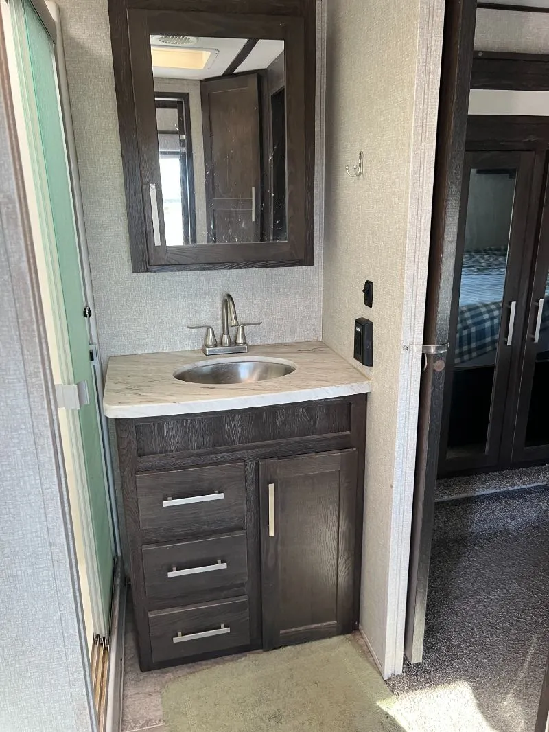 2019 Keystone Raptor 423, Photos photo 18