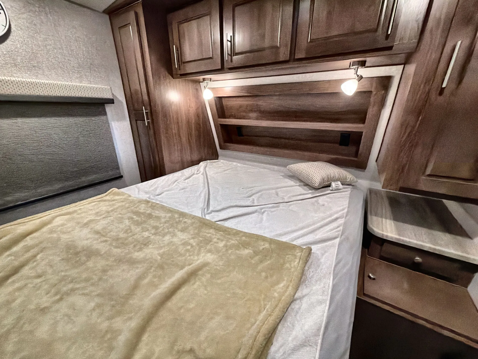 2024 Northwood Arctic Fox North Fork 25R — living area main