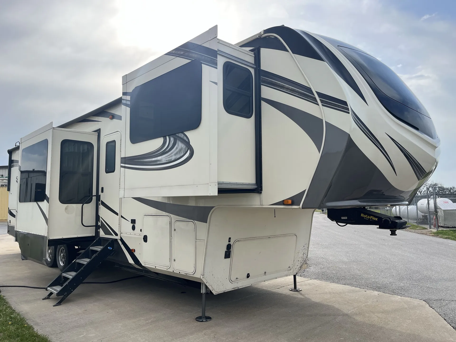 2019 Grand Design Solitude 380FL - Photo 2