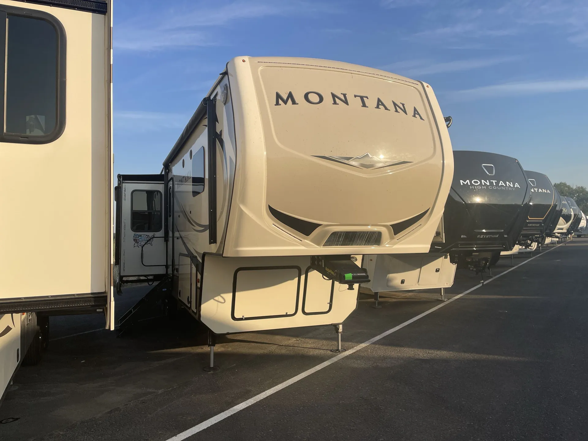 2018 Keystone Montana 3120RL - Photo 2