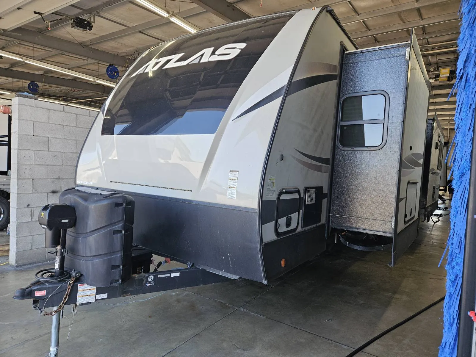 2019 Dutchmen Atlas 3302RL - Photo 2