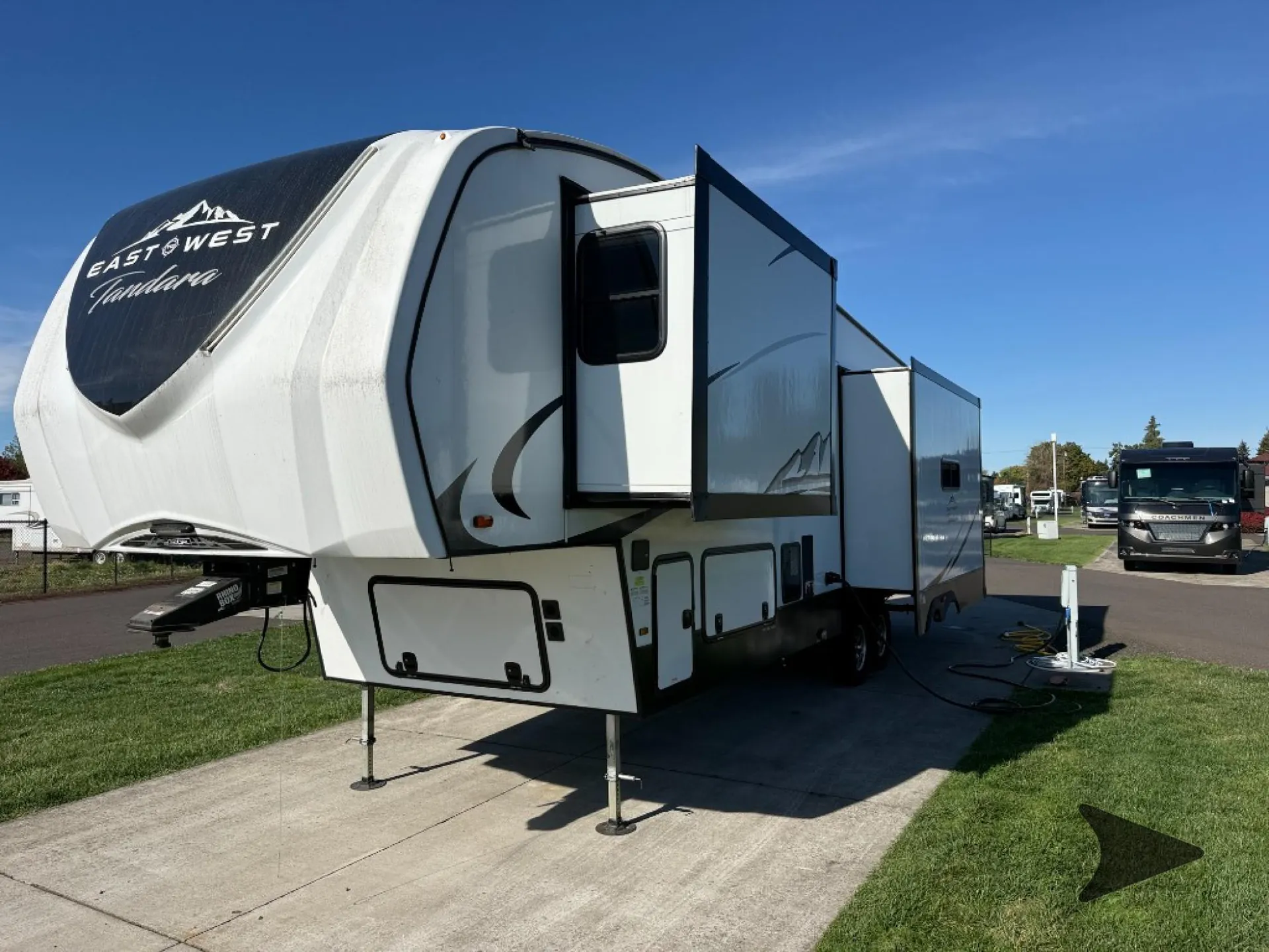 2022 East to West Tandara 320RL - Photo 4