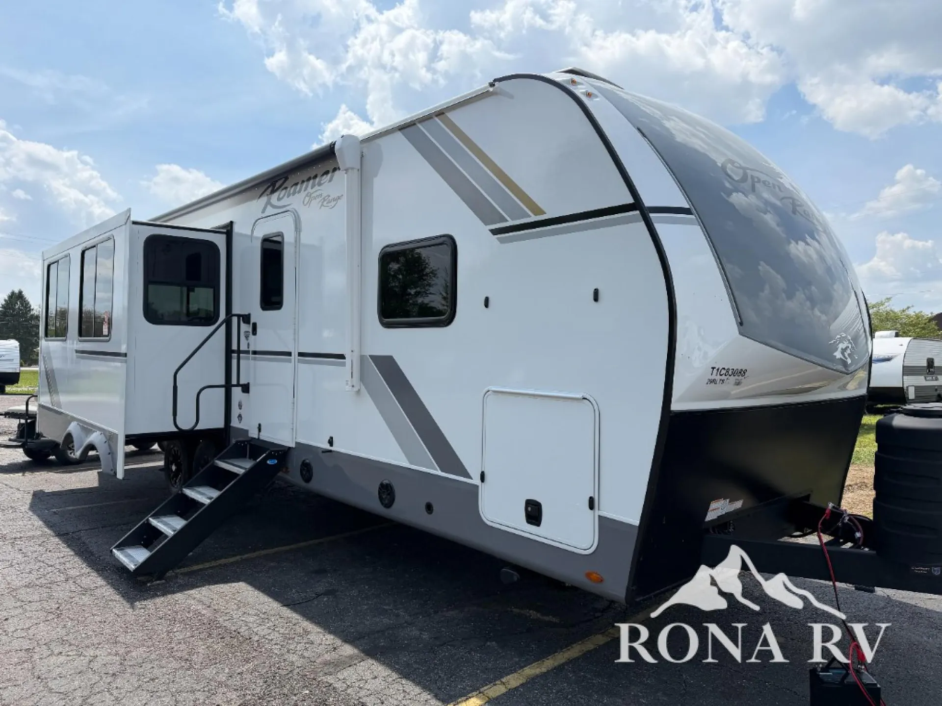 2026 Highland Ridge Roamer Light Duty 29RLTS dealer photo 1 from Rona RV