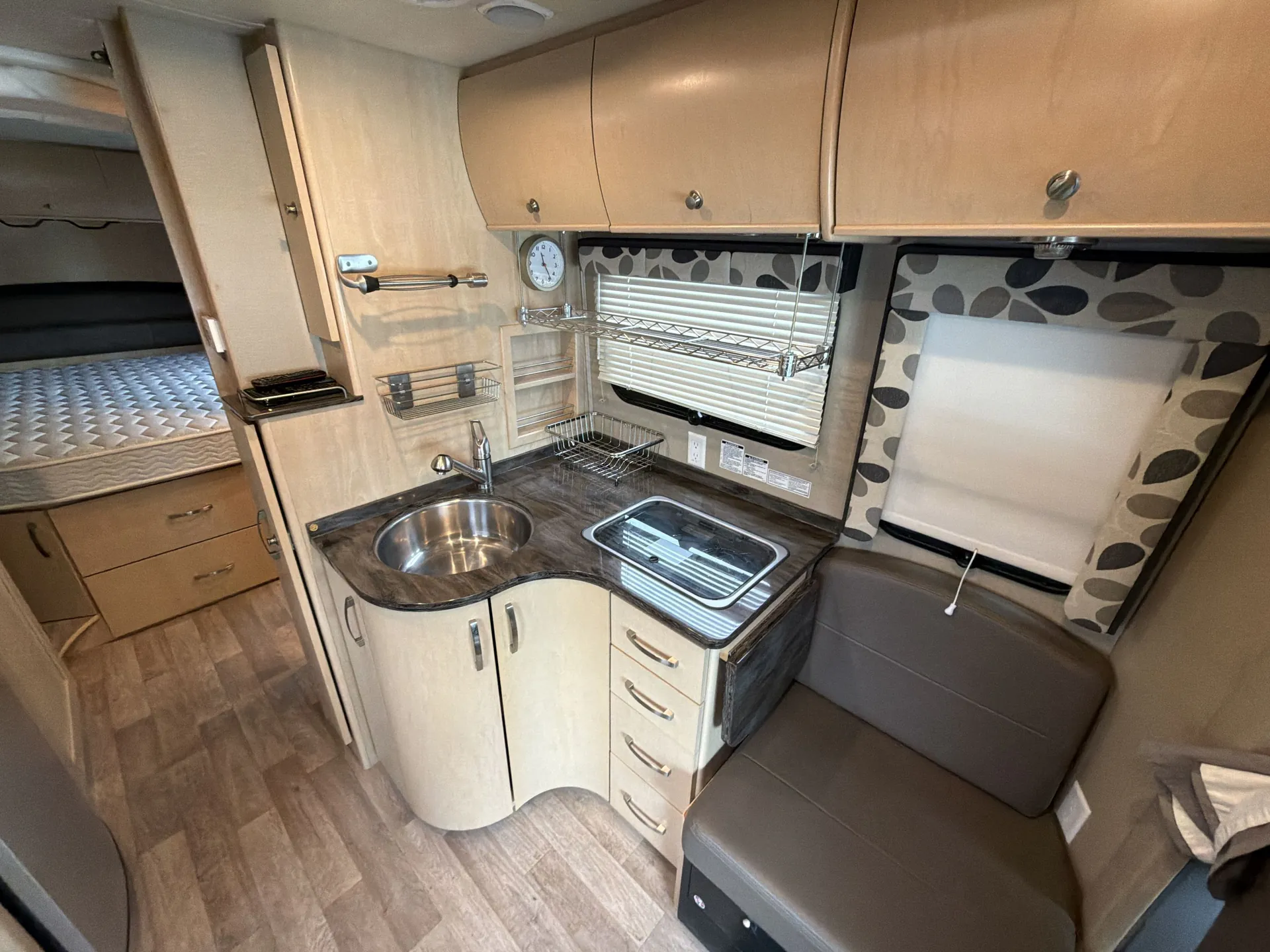 2014 Leisure Travel Unity U24IB — living area main