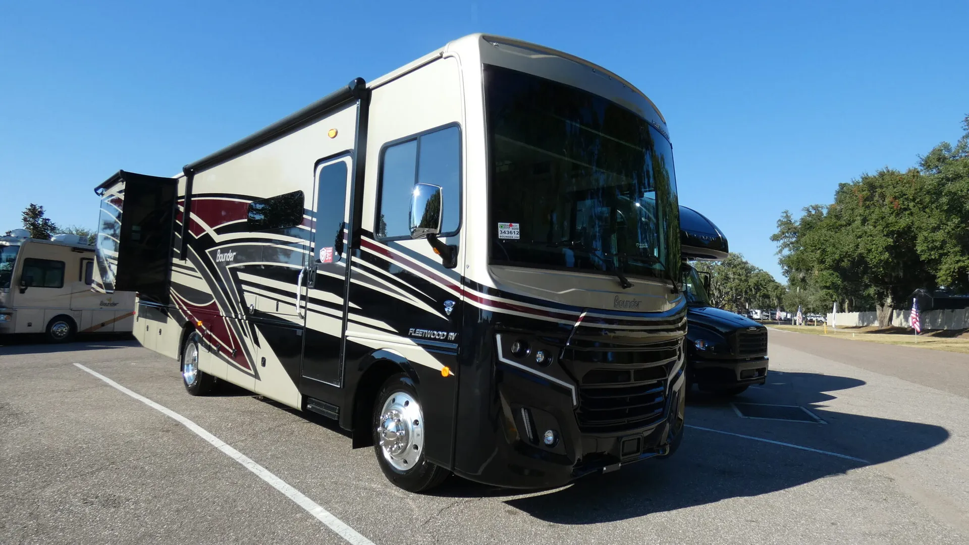 2026 Fleetwood Bounder 33C - Photo 2