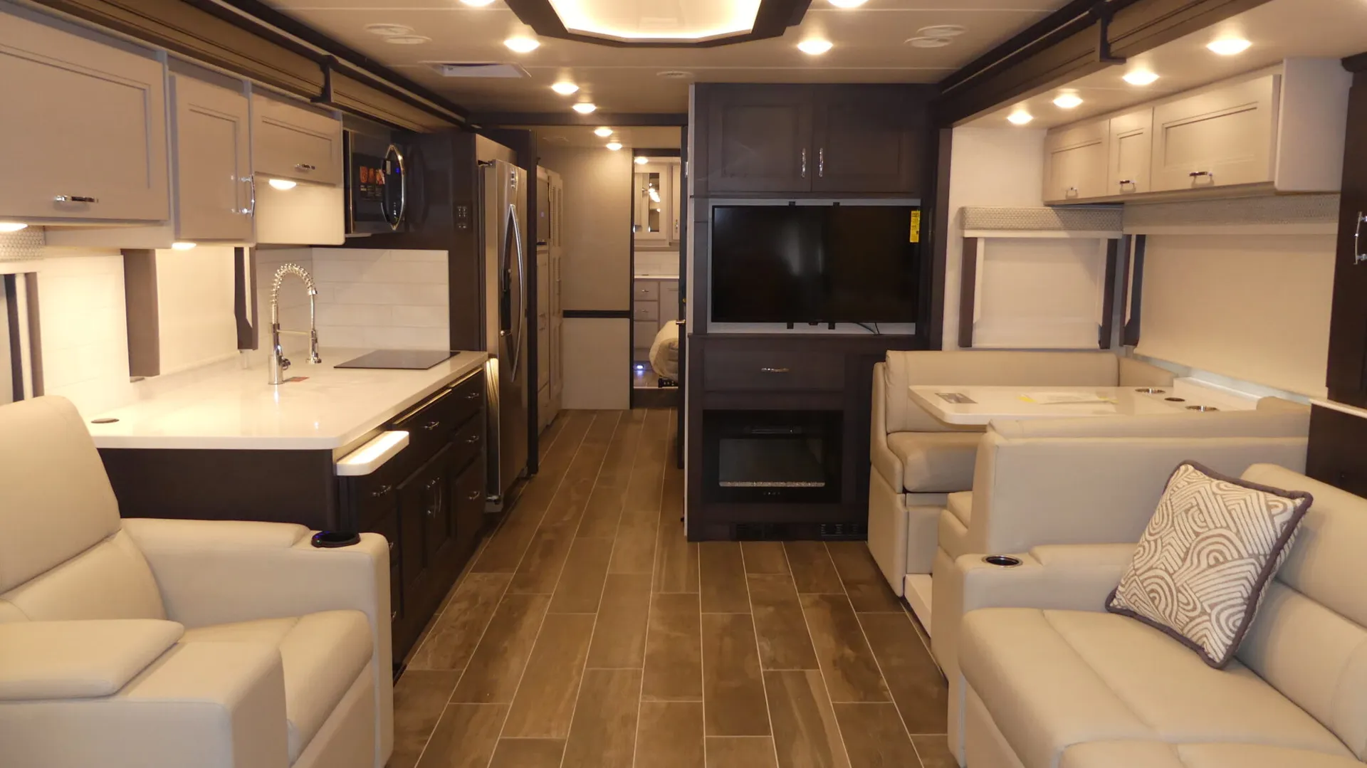 2026 Thor Motor Coach Aria 3901 - Photo 3