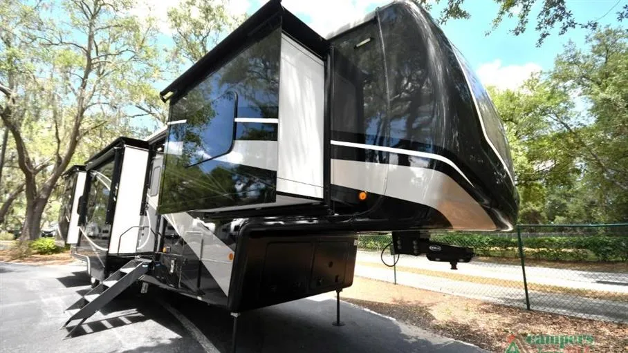 2024 DRV Mobile Suites MS Orlando - Photo 3