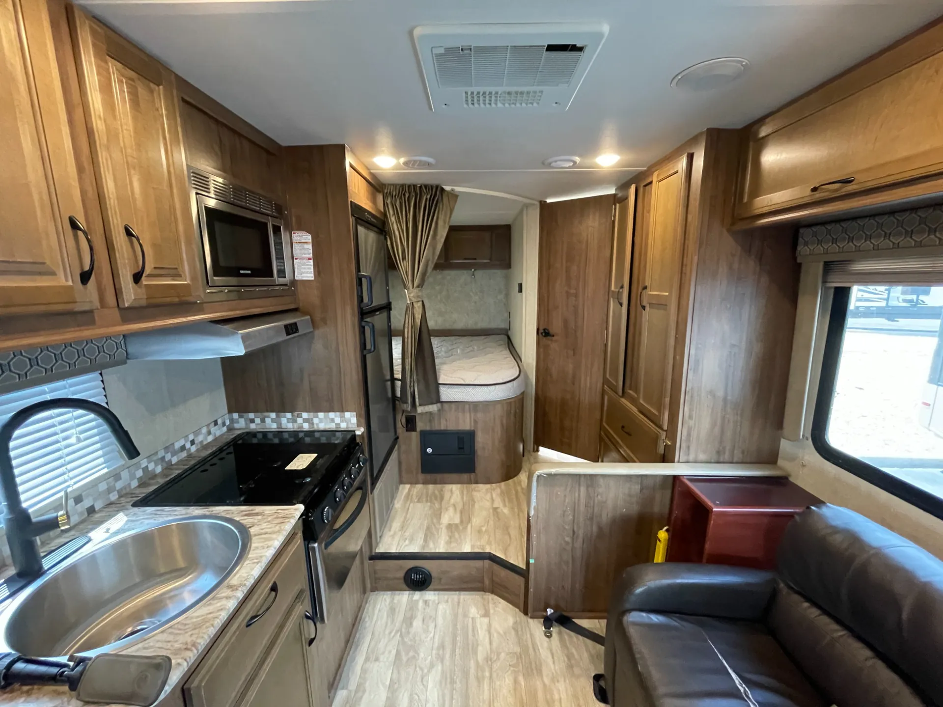 2019 Gulf Stream Conquest 6237LE - Photo 2