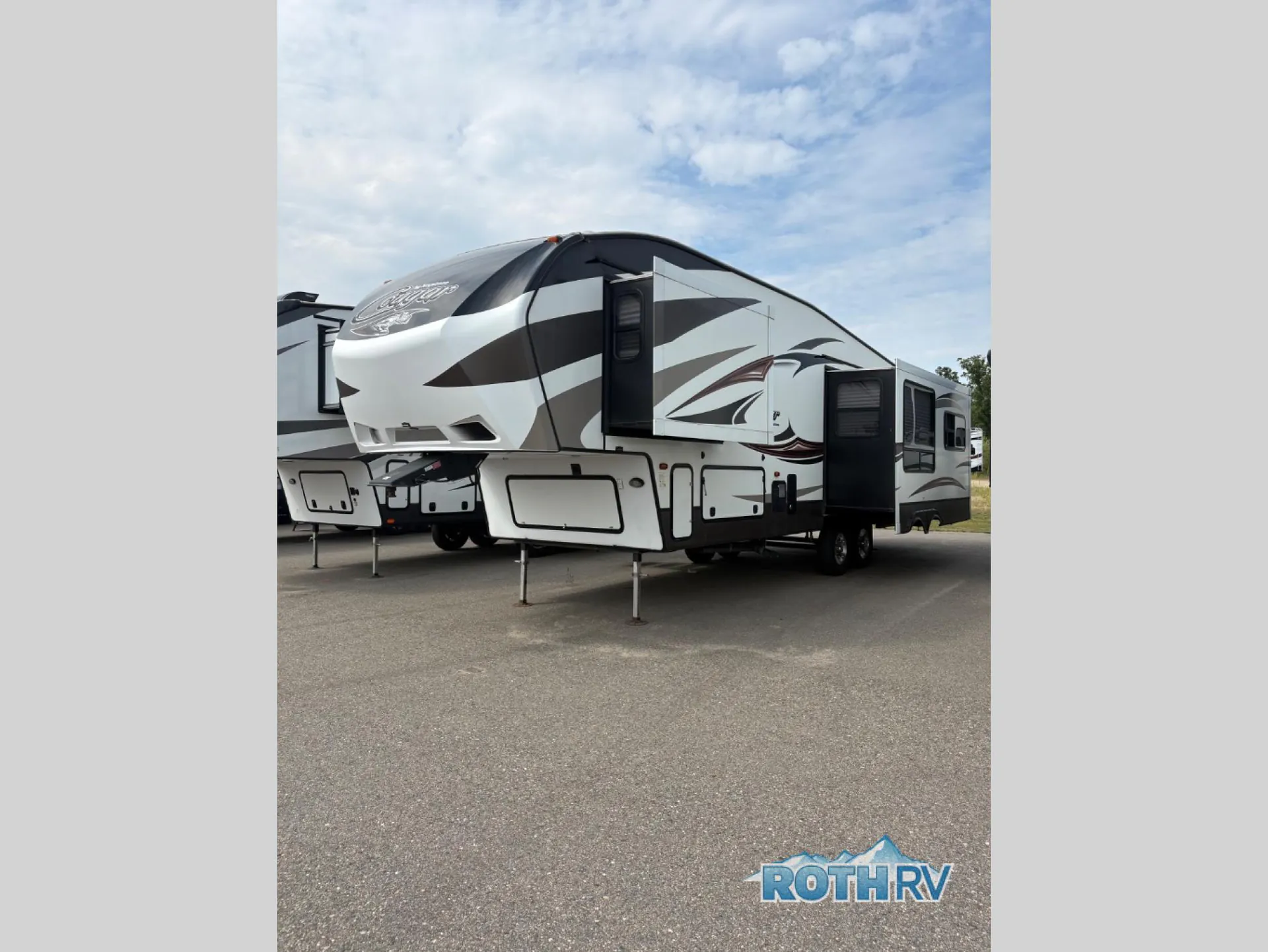 2015 Keystone Cougar 303RLS - Photo 3