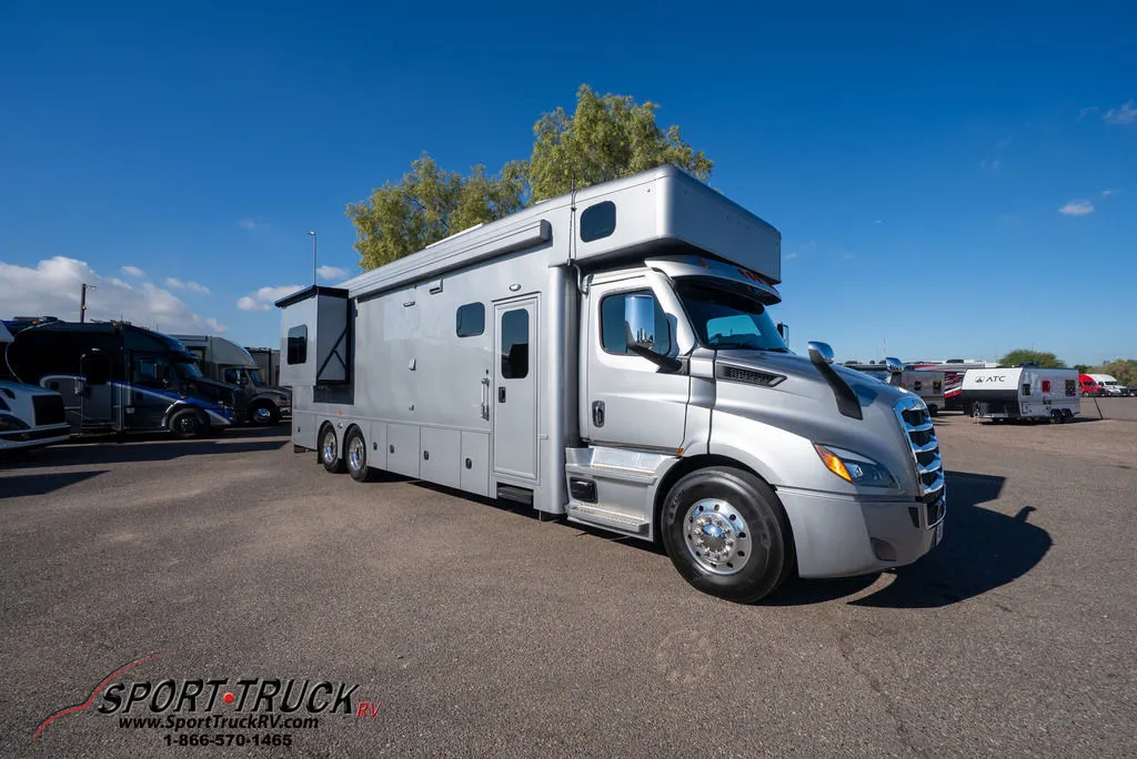 2026 Showhauler Motorhome Conversions Showhauler 29QTSSL - Main photo