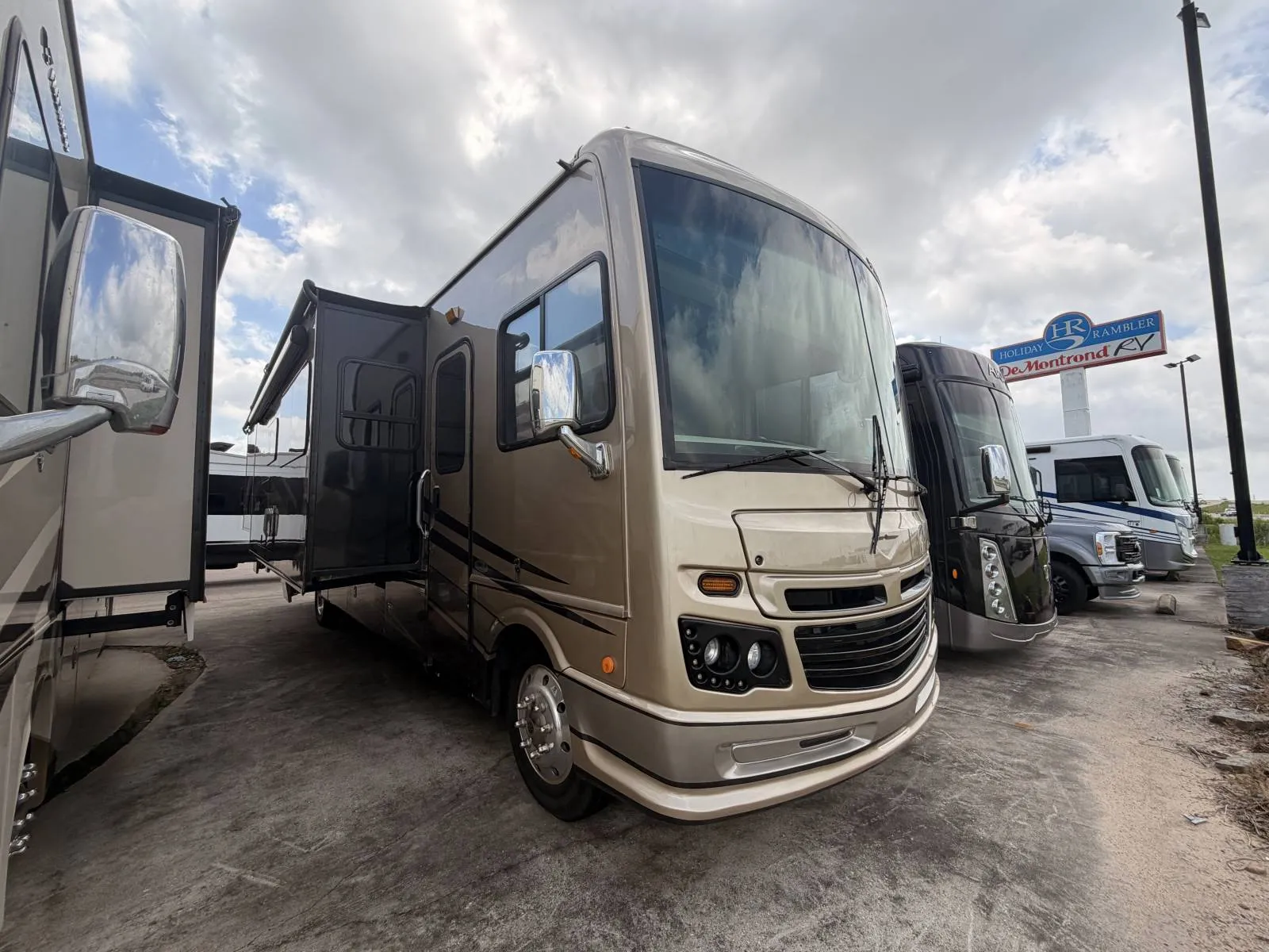 2018 Fleetwood Bounder 35P - Photo 2