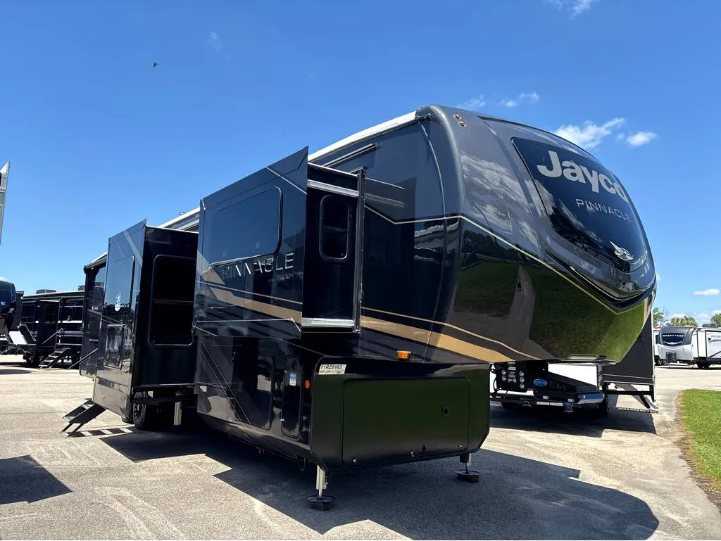 2026 Jayco Pinnacle 39FLOK - Photo 2