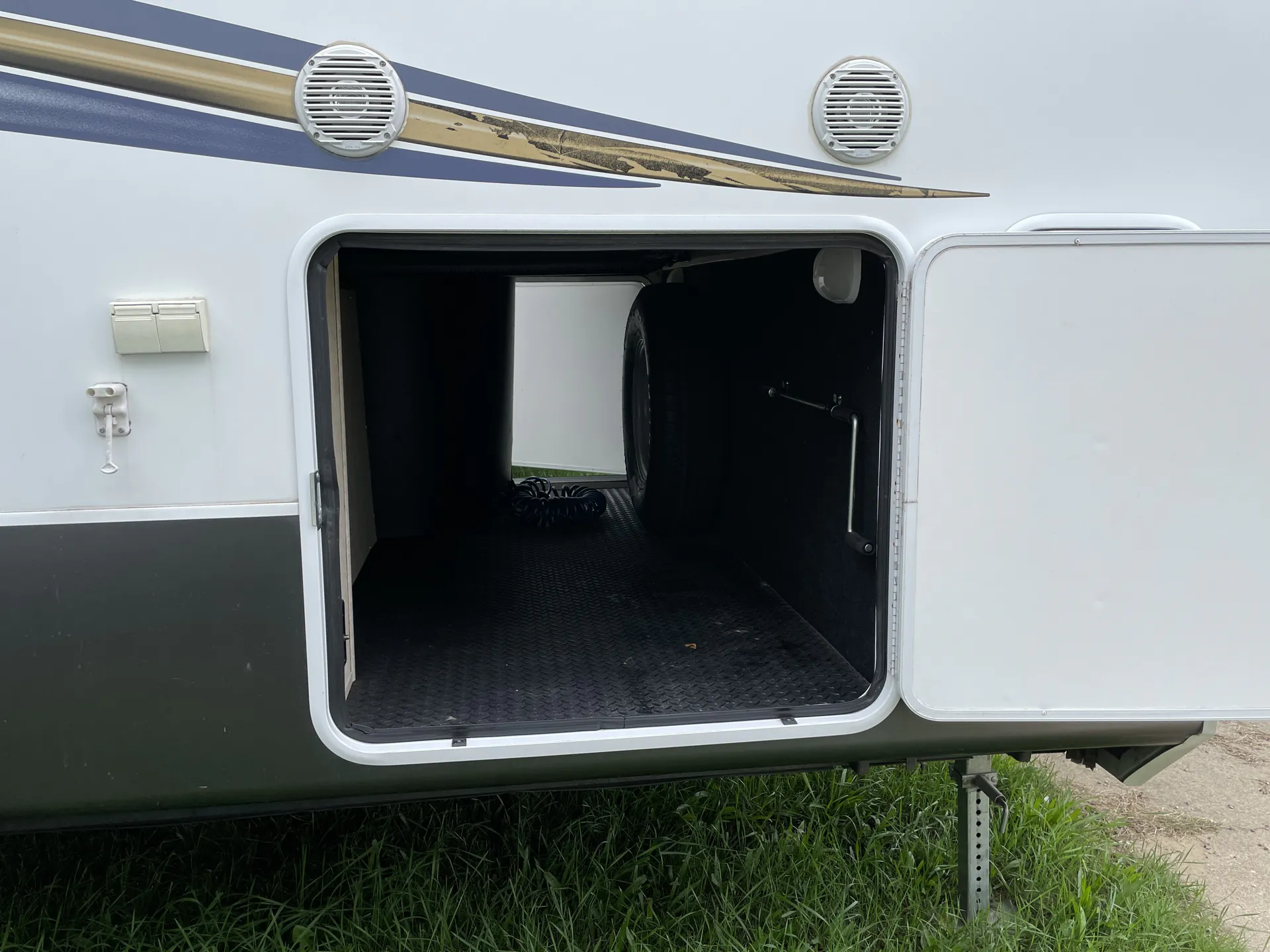 2015 Forest River Wildcat 295RSX - Photo 3