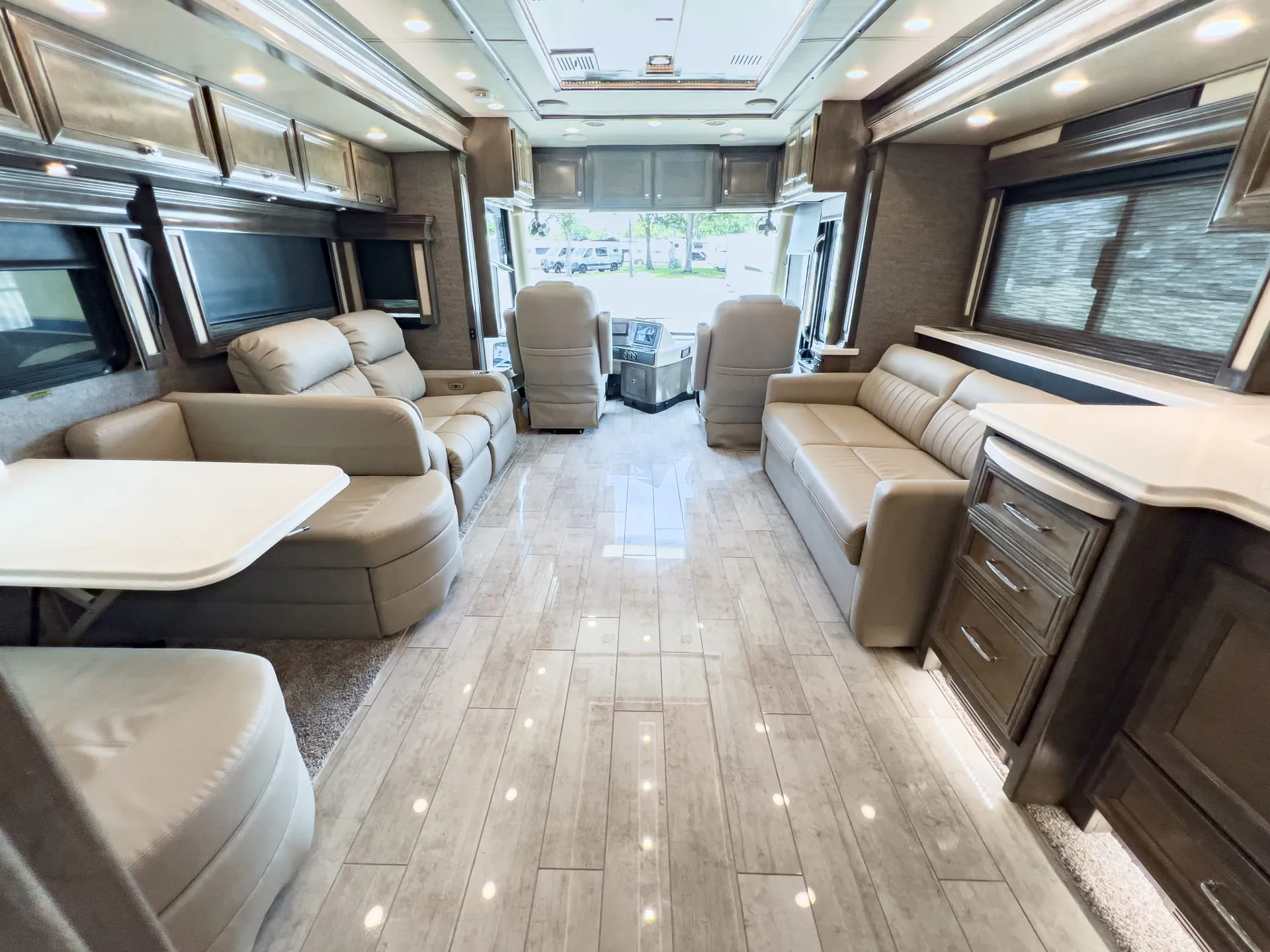 2022 Tiffin Phaeton 36 SH - Photo 4