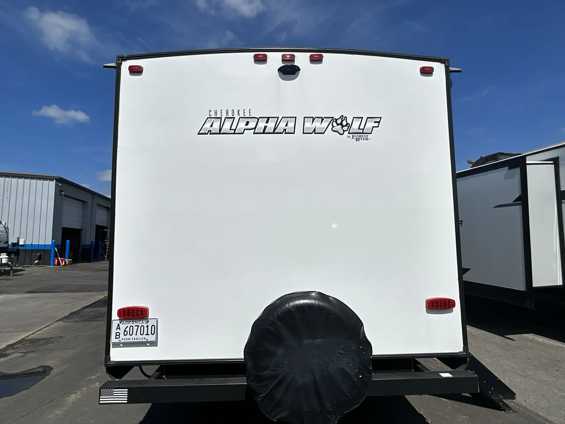 2021 Forest River Cherokee Alpha Wolf 26DBH-L — backside