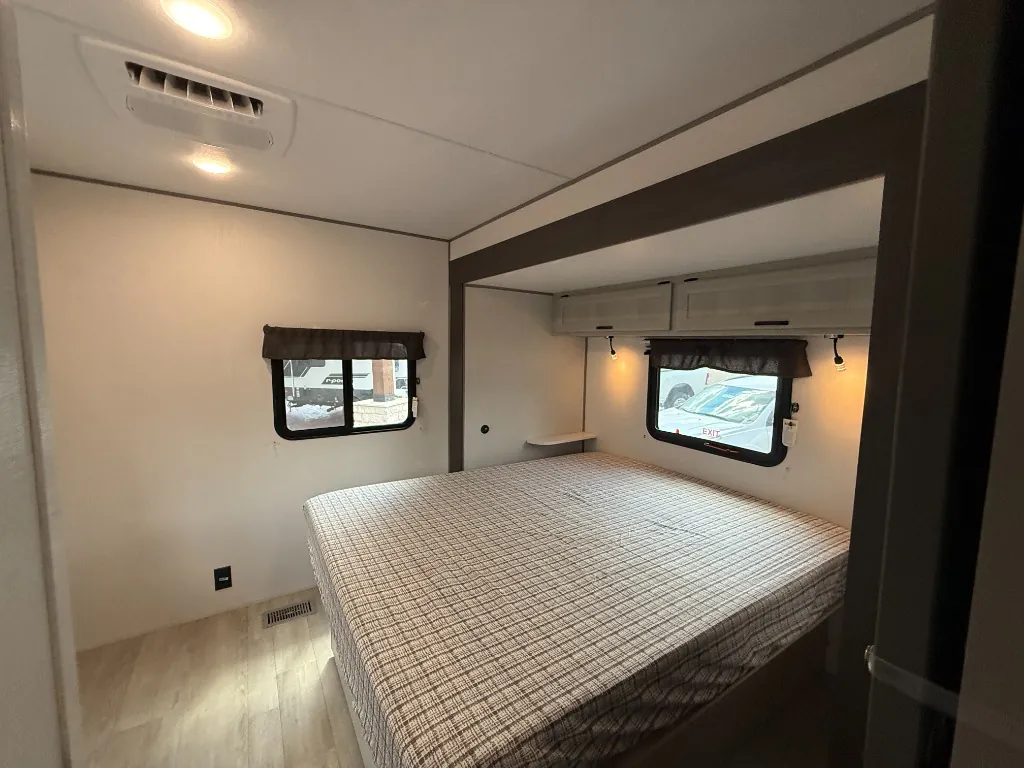 2027 Coachmen Catalina Legacy Edition 343BHTS (2 Queen Beds), Photos photo 51