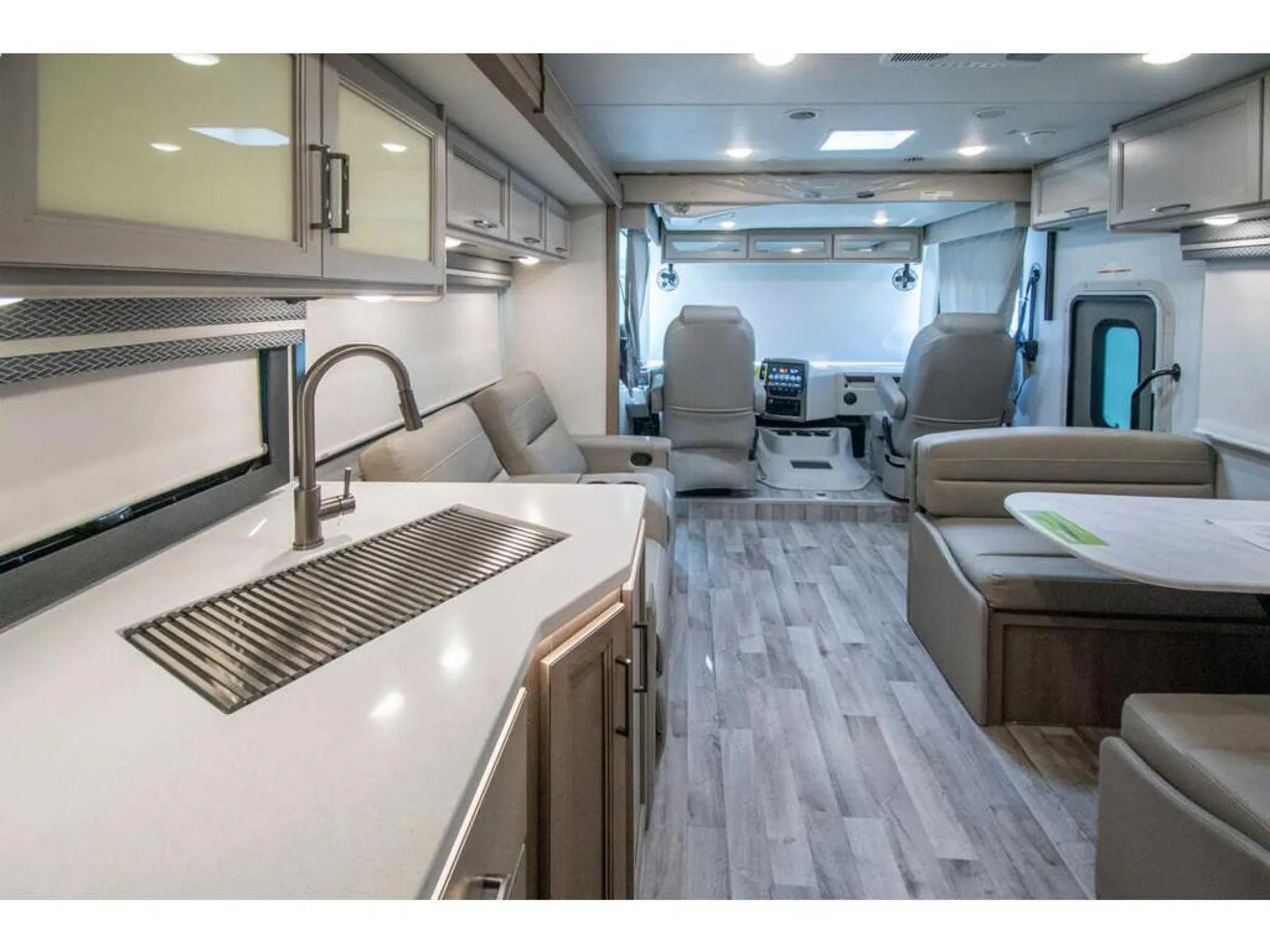 2026 Thor Motor Coach Hurricane 29L - Photo 3