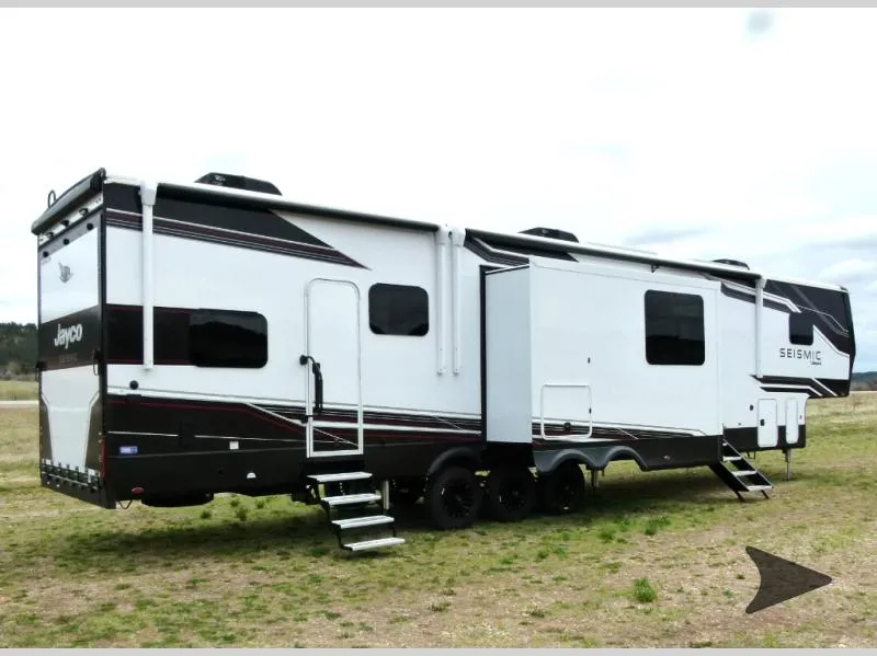 2026 Jayco Seismic 395 - Photo 2