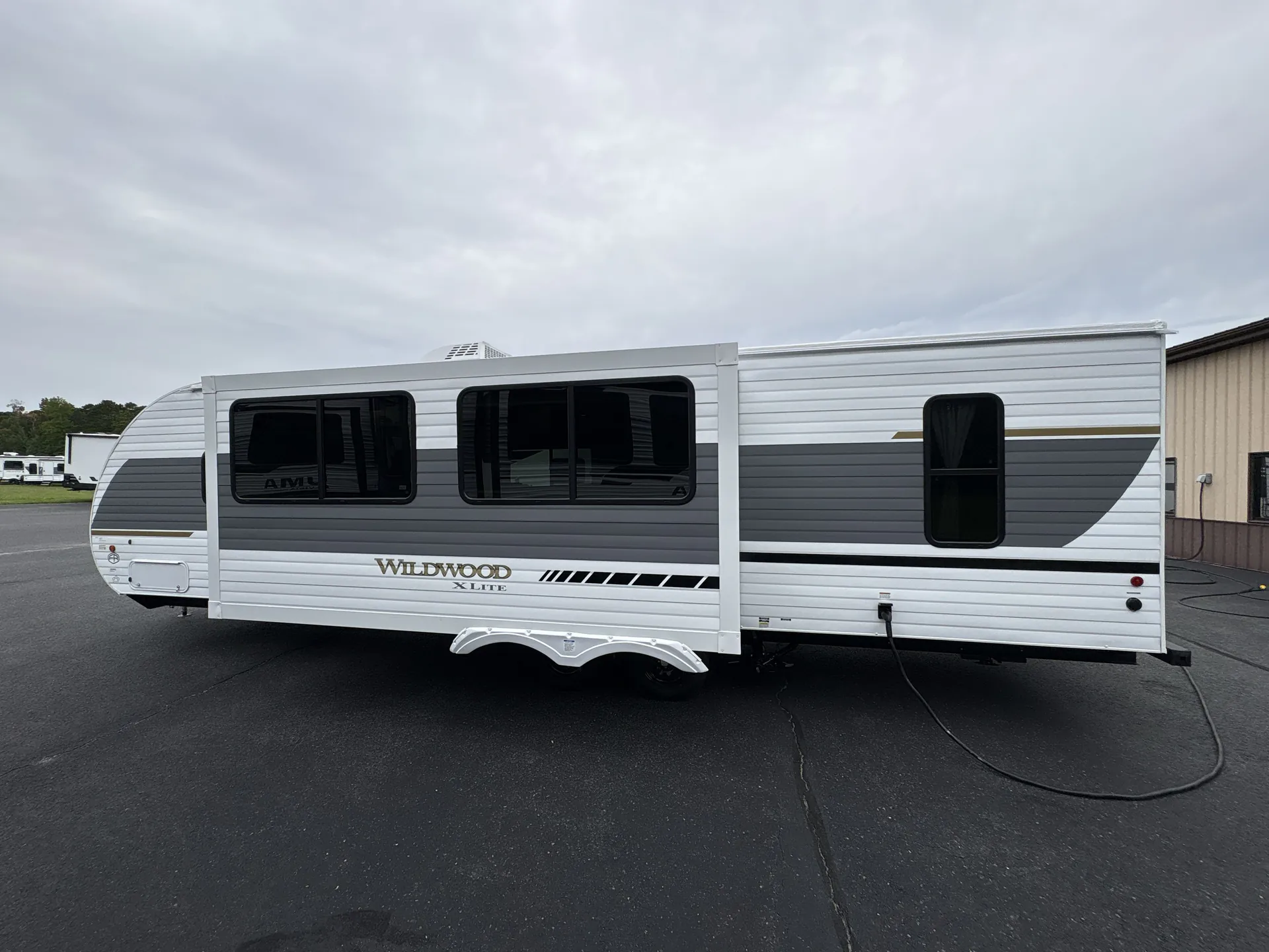 2027 Forest River Wildwood X-Lite 273QBXL — off campside