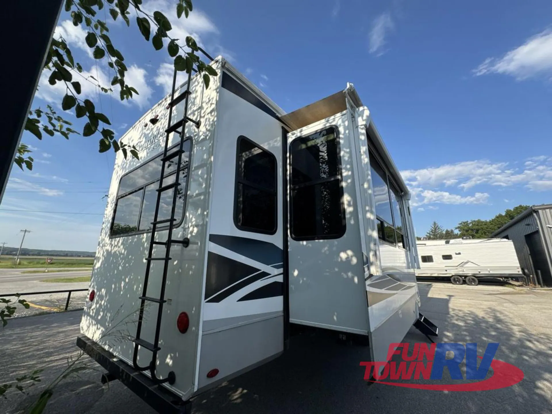 2022 Palomino Columbus 379MB dealer photo 6 from Fun Town RV