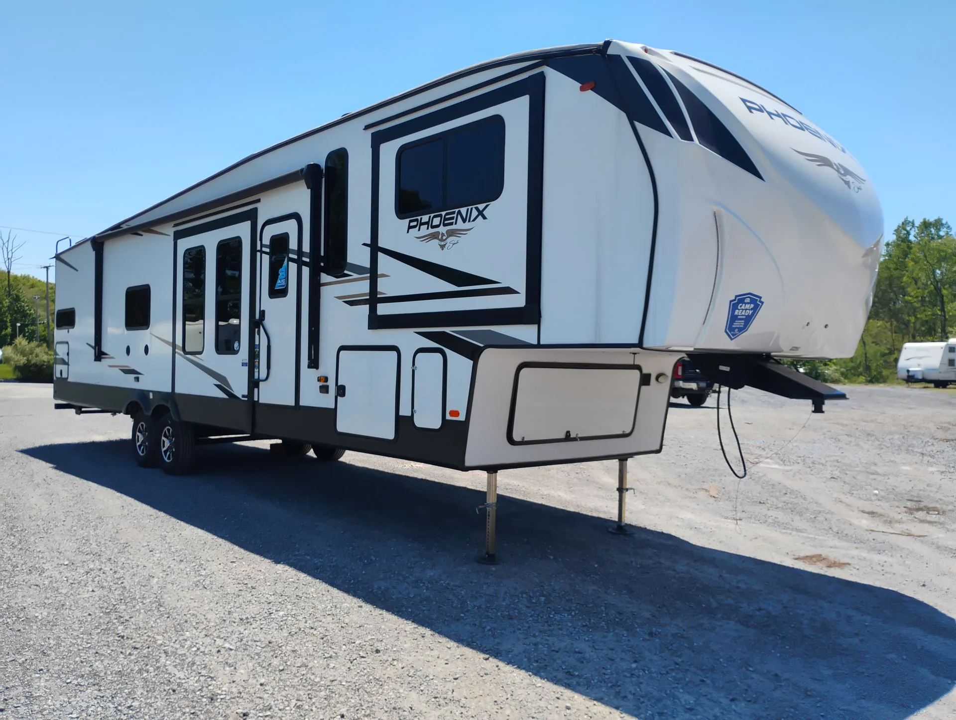 2024 Shasta Phoenix 334FL - Photo 2