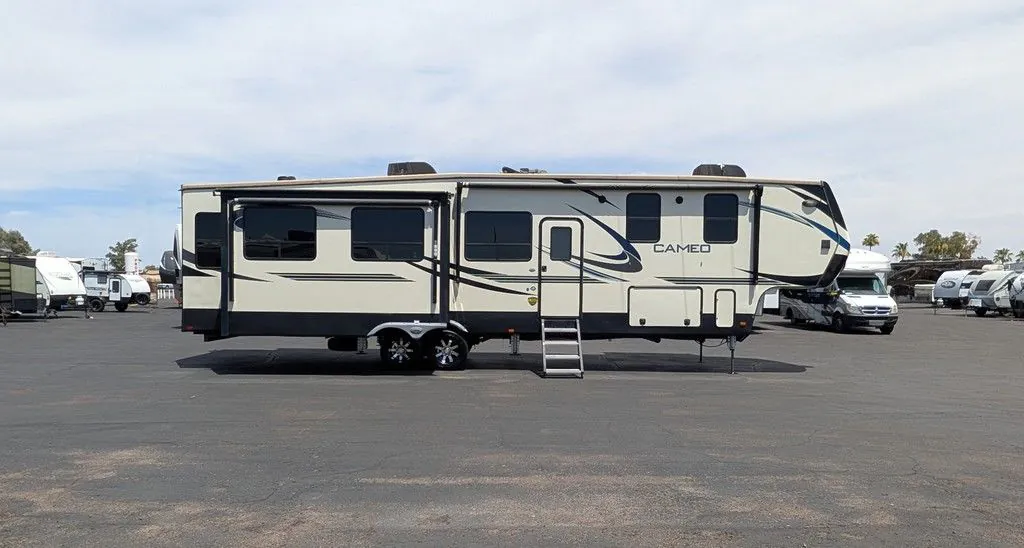 2019 CrossRoads Cameo CE3921BR dealer photo 9 from Sun City RV
