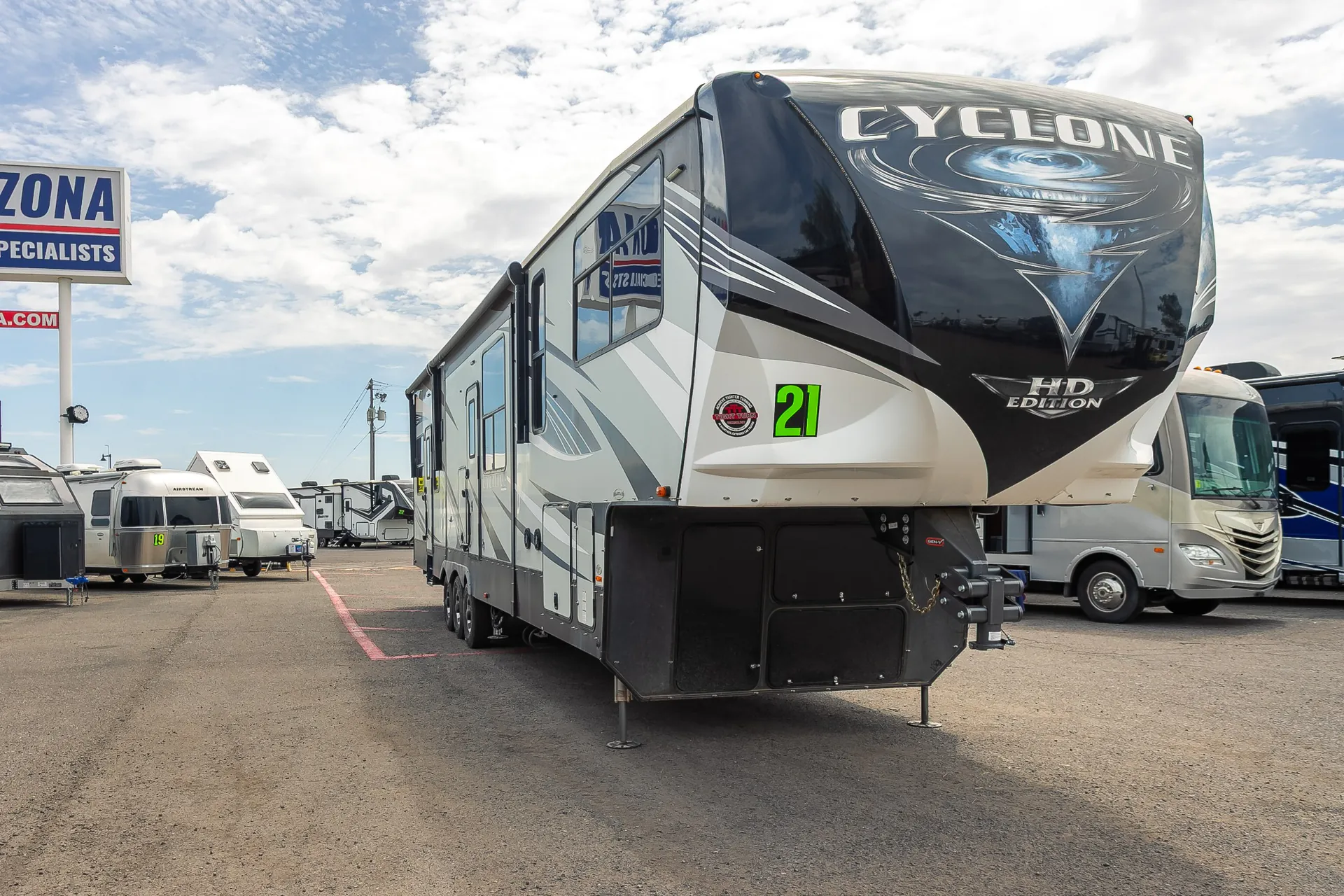 2021 Heartland Cyclone CY 4006 - Photo 2