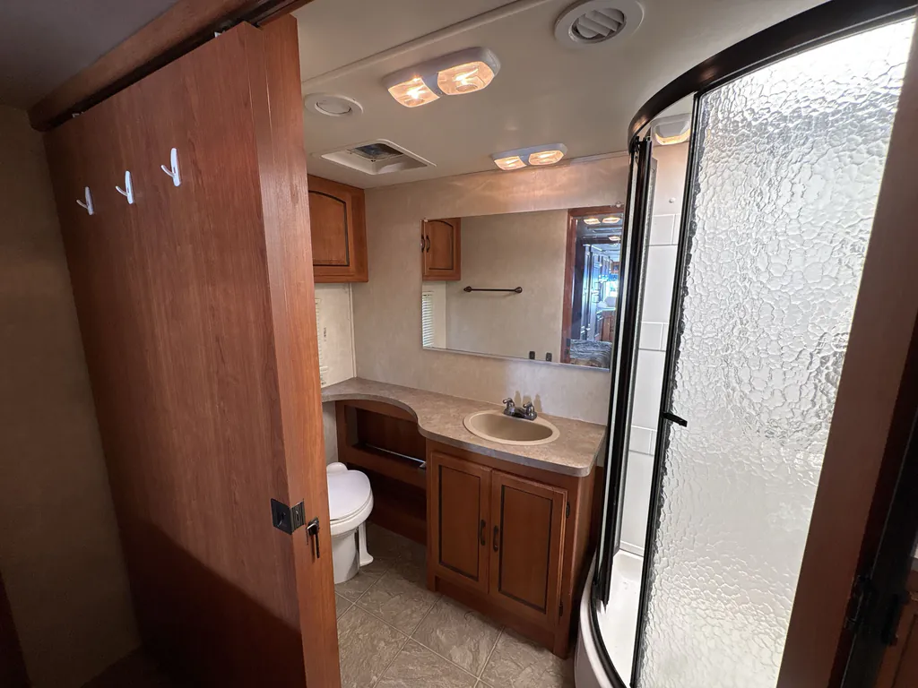 2010 Coachmen Mirada 35DS, Photos photo 17