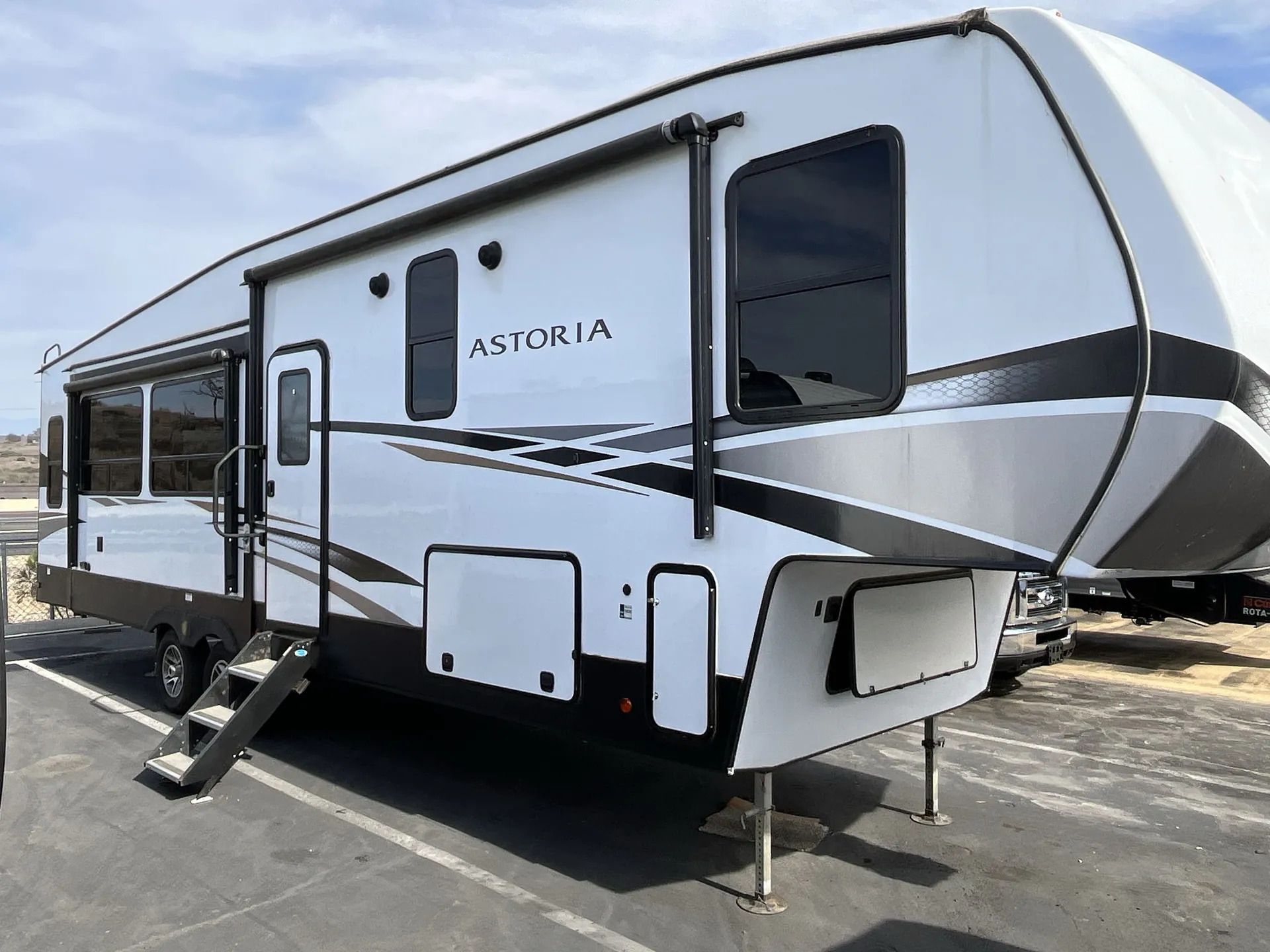 2022 Dutchmen Astoria 3173RLP - Photo 2