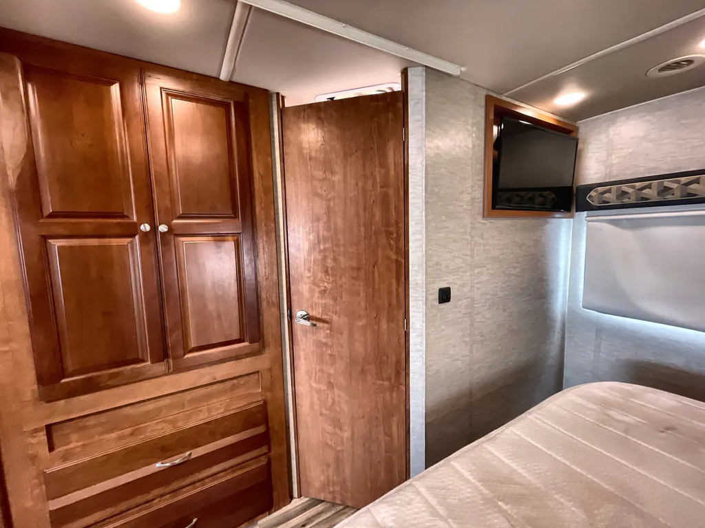 2018 Winnebago Sunstar 27P, Photos photo 16