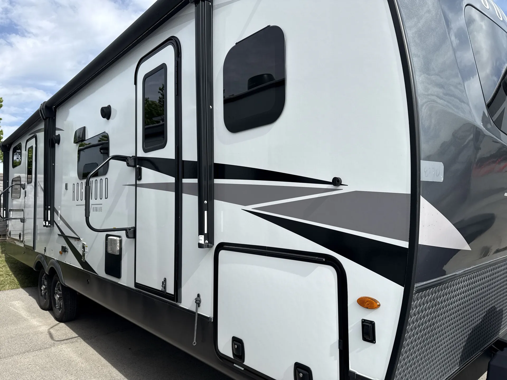 2023 Forest River Rockwood Ultra Lite 2706WS — campside