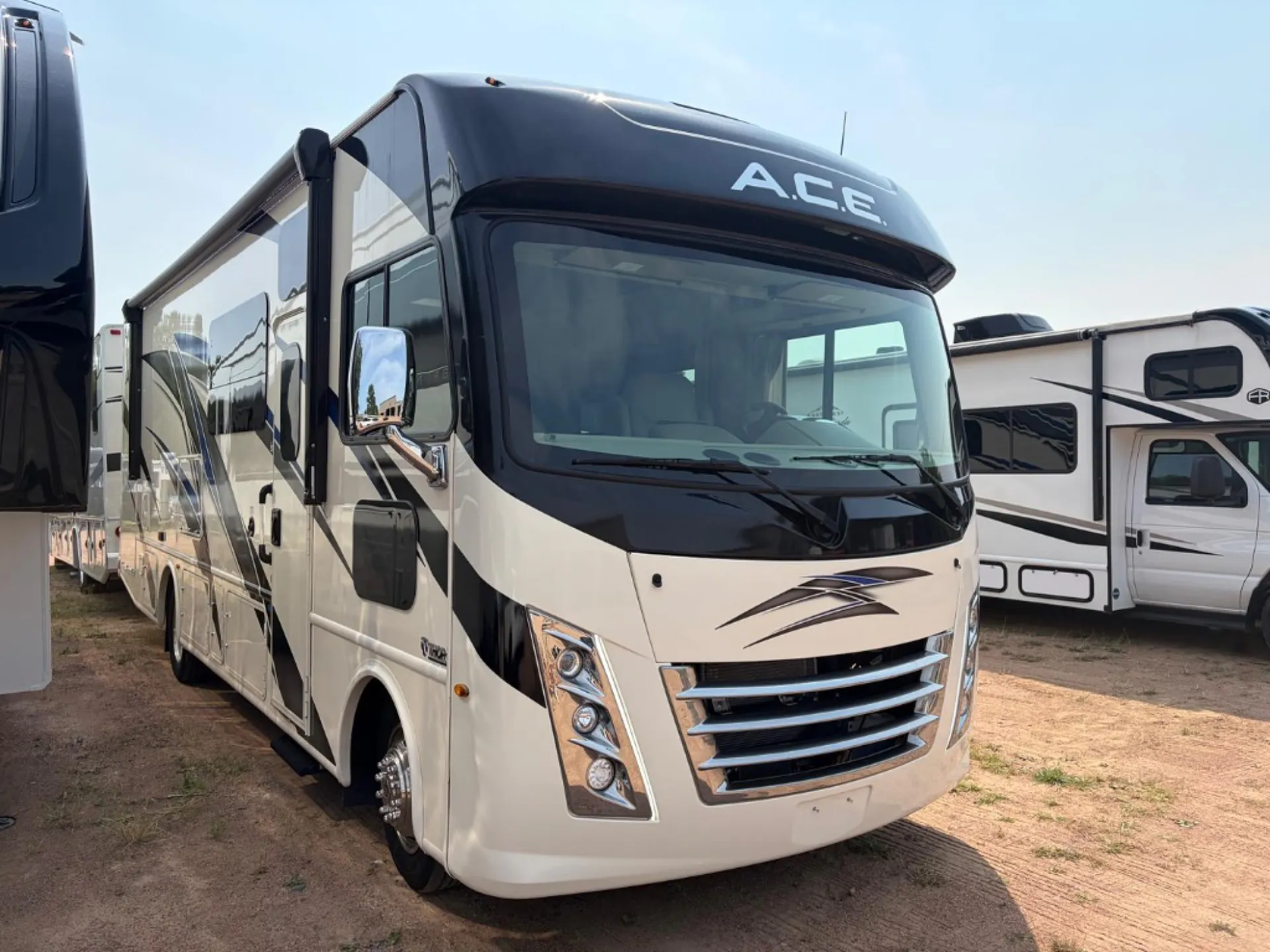 2022 Thor Motor Coach A.C.E 29.5 - Photo 2