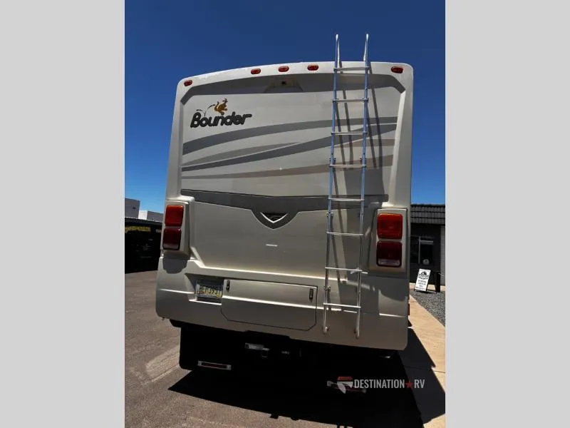 2009 Fleetwood RV Bounder 35H - Photo 4