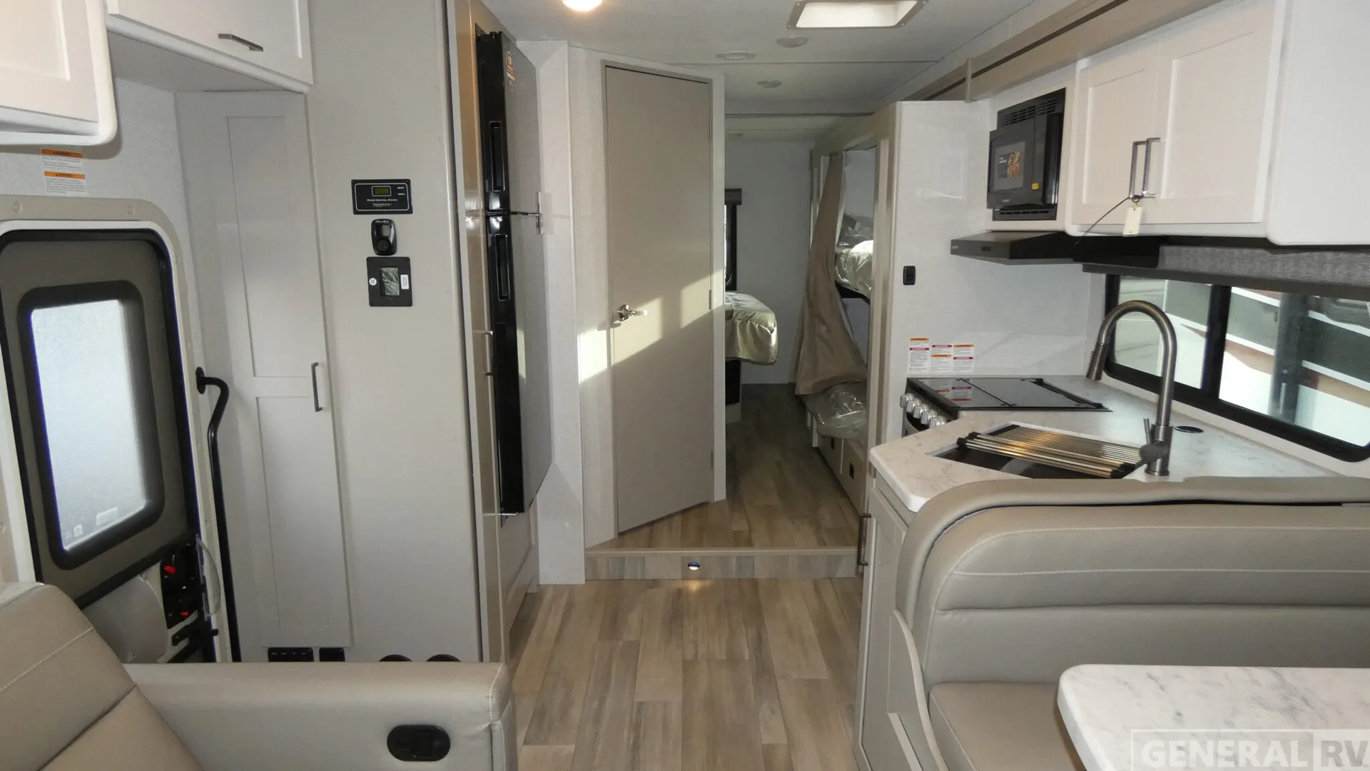 2026 Thor Motor Coach Pasadena SE SL31 - Photo 3