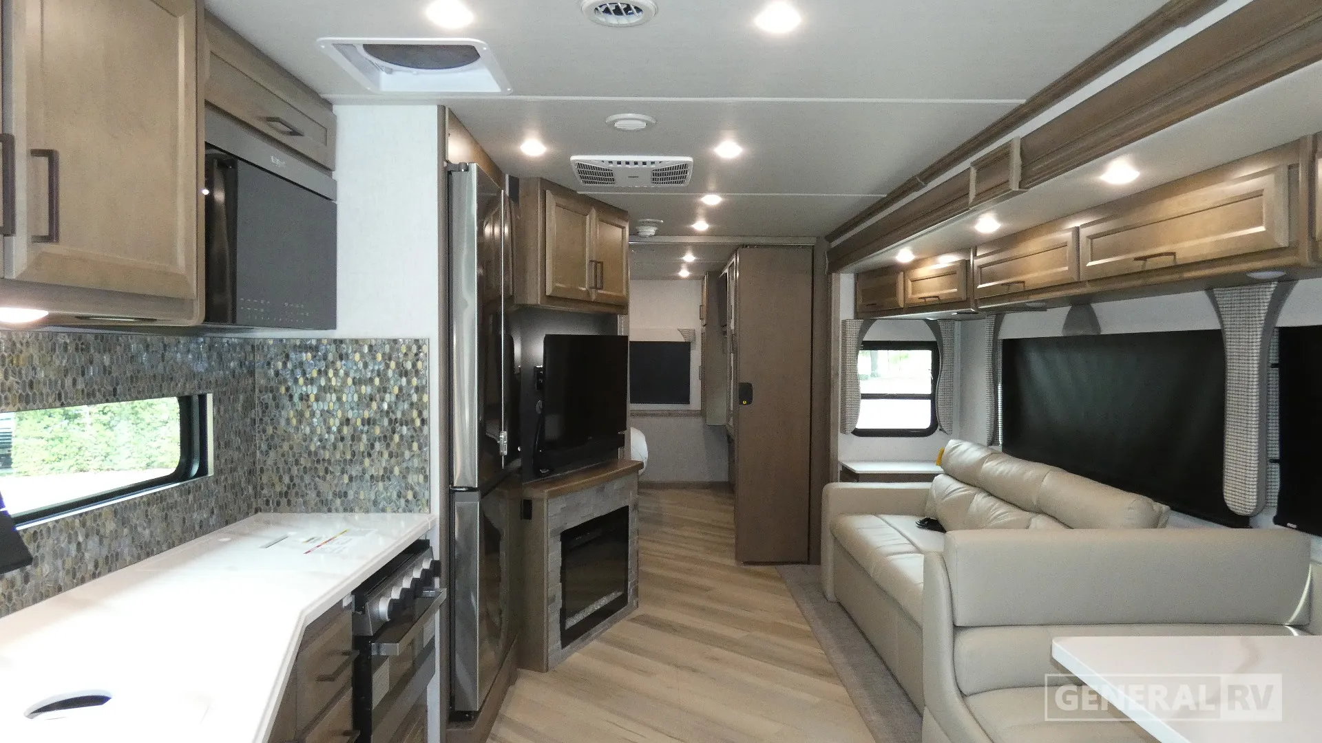 2026 Fleetwood Bounder 33C - Photo 3