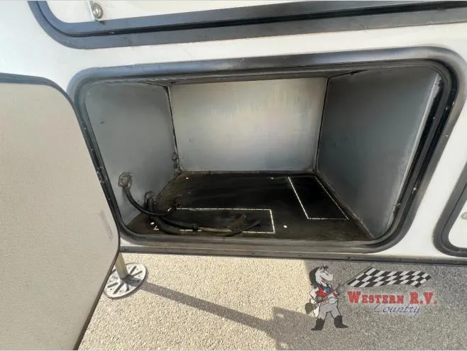 2022 Alliance RV Valor 40V13 - Photo 4