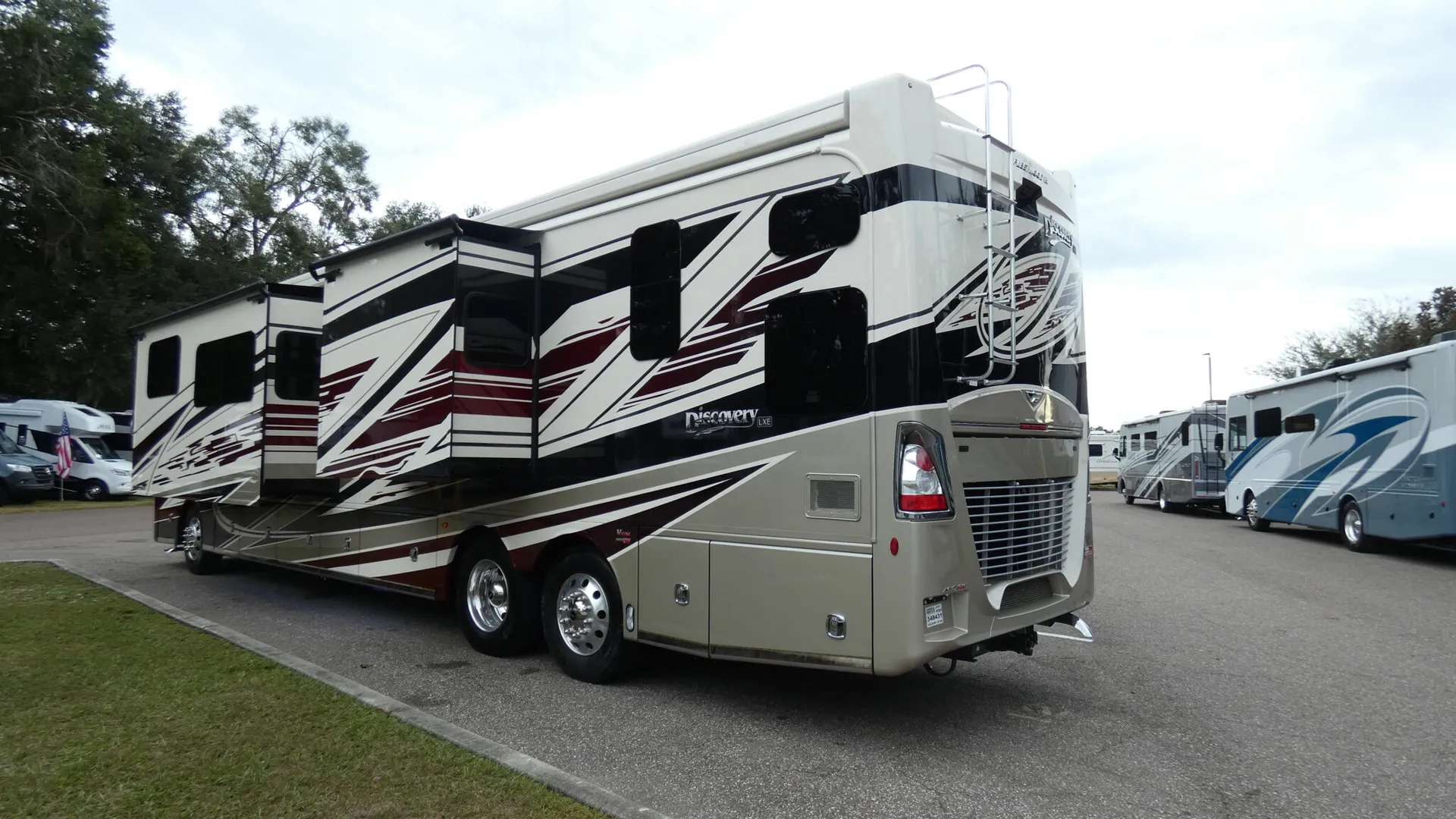 2026 Fleetwood Discovery LXE 44B - Photo 4