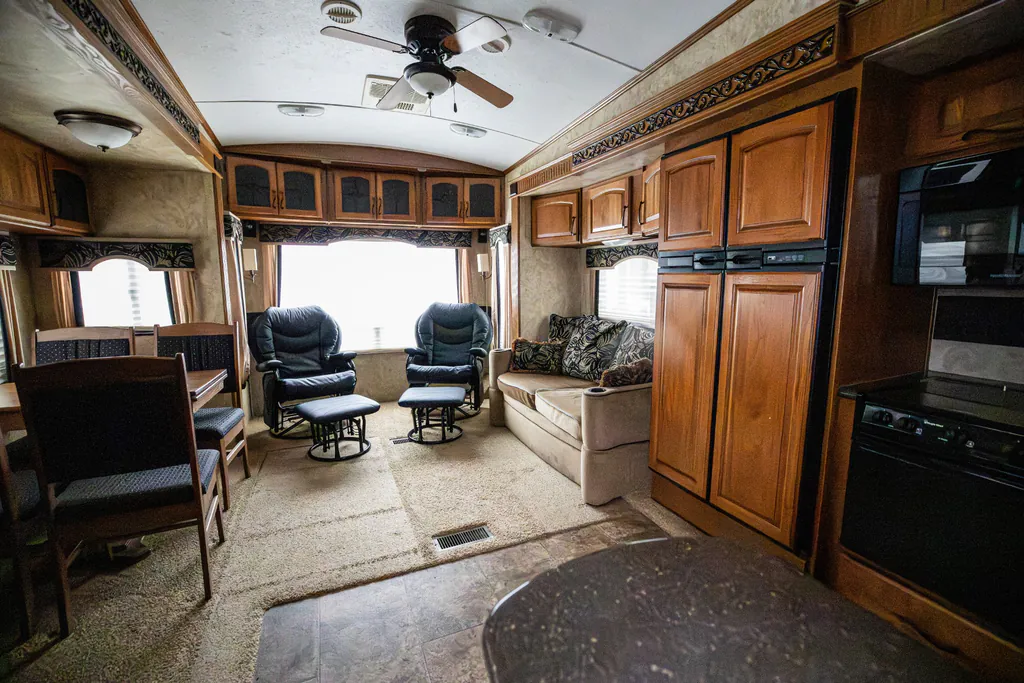 2011 Keystone Montana 3100RL, Photos photo 2
