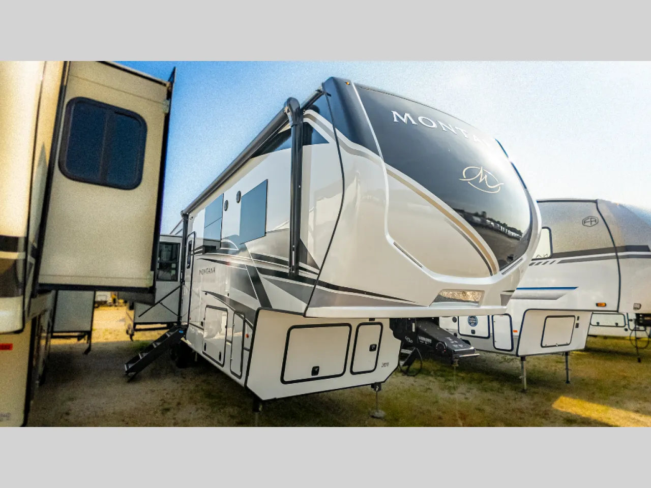 2025 Keystone Montana 3231CK - Photo 2