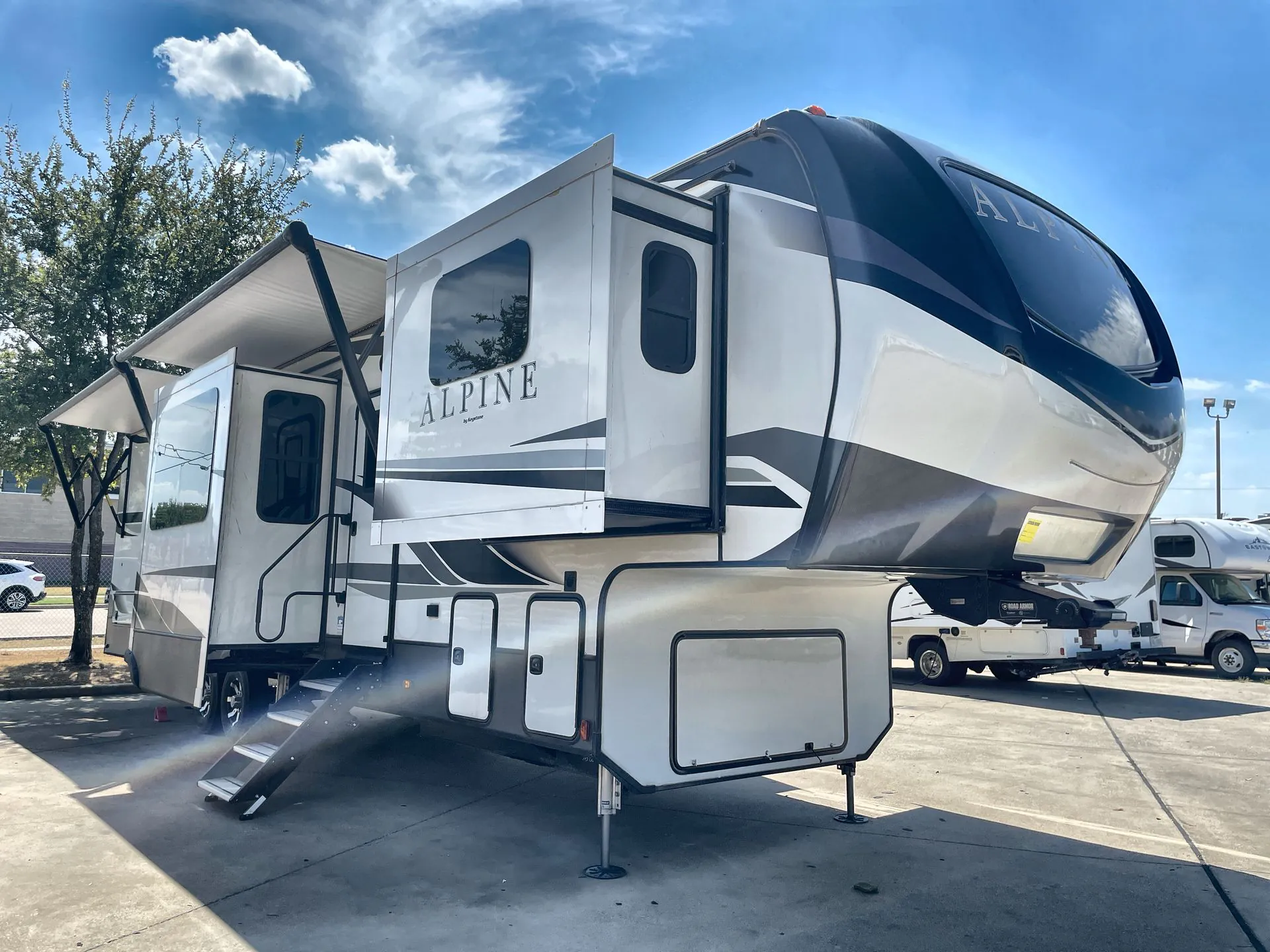 2021 Keystone Alpine 3712KB - Photo 2