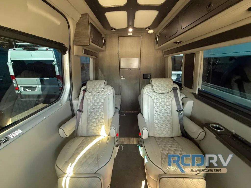 2025 Midwest Automotive Designs Luxe Cruiser D4, Photos photo 11