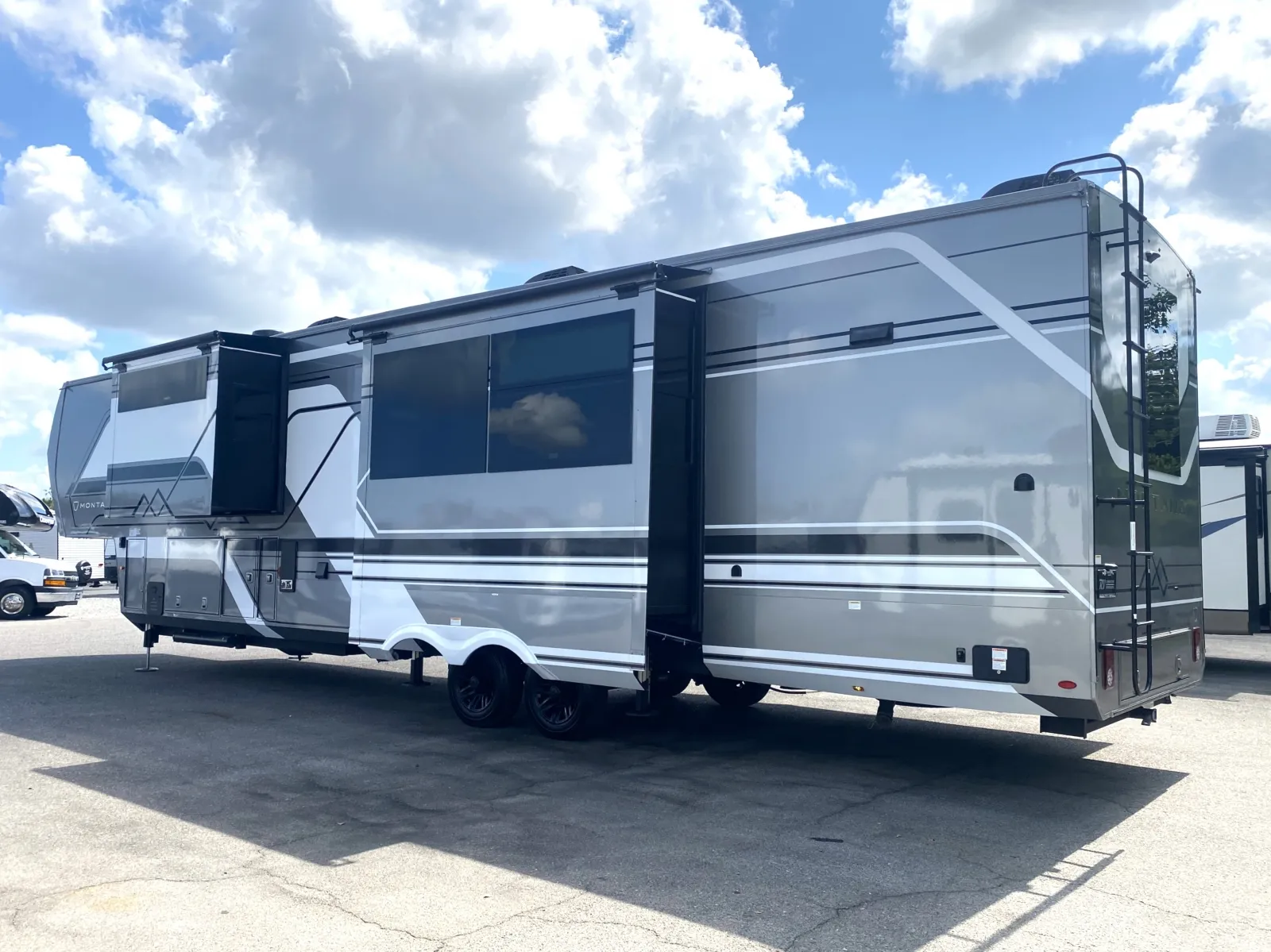 2026 Keystone RV Montana 3900RK - Photo 3