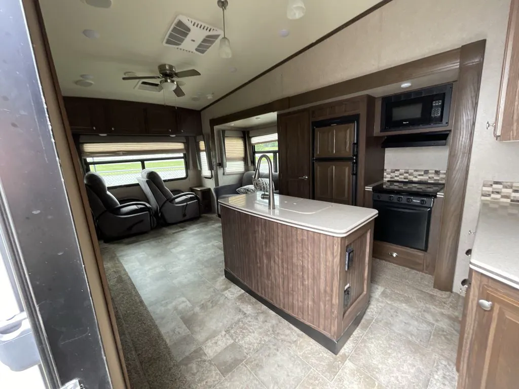 2017 Forest River Rockwood Signature Ultra Lite 8289WS - Photo 3