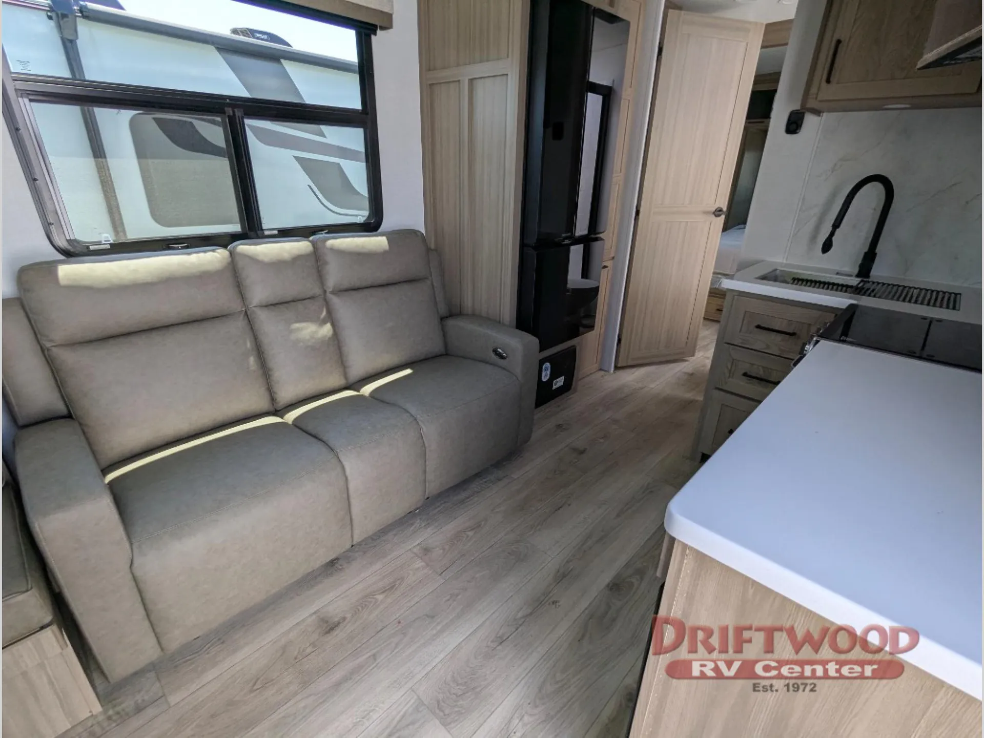 2027 Forest River Rockwood Ultra Lite 302RDT — Photo 7