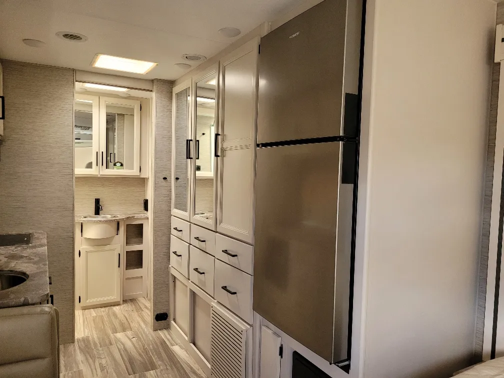 2023 Thor Motor Coach Vegas 24.3, Photos photo 11