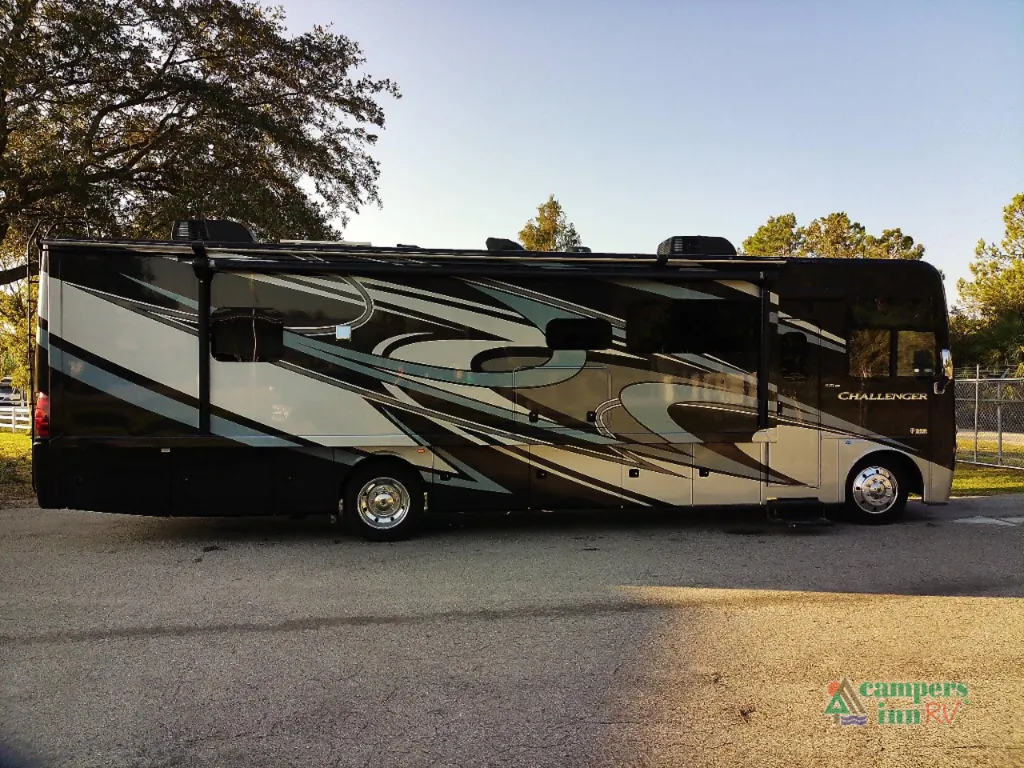 2021 Thor Motor Coach Challenger 35MQ, Photos photo 10