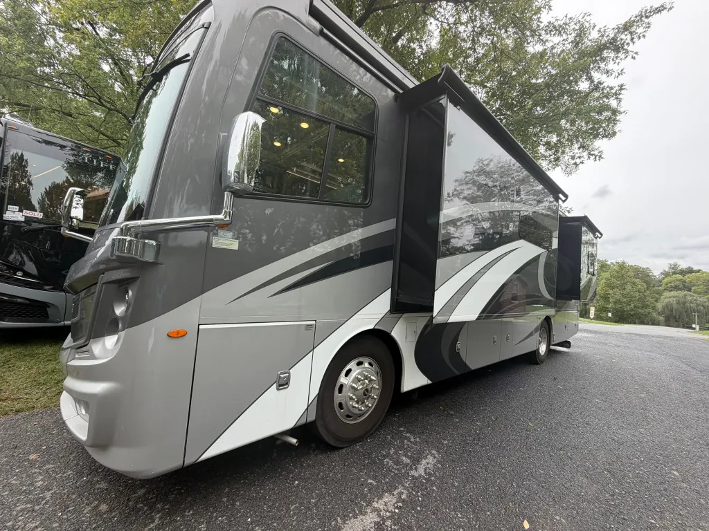 2022 Fleetwood Discovery LXE 36HQ - Photo 3