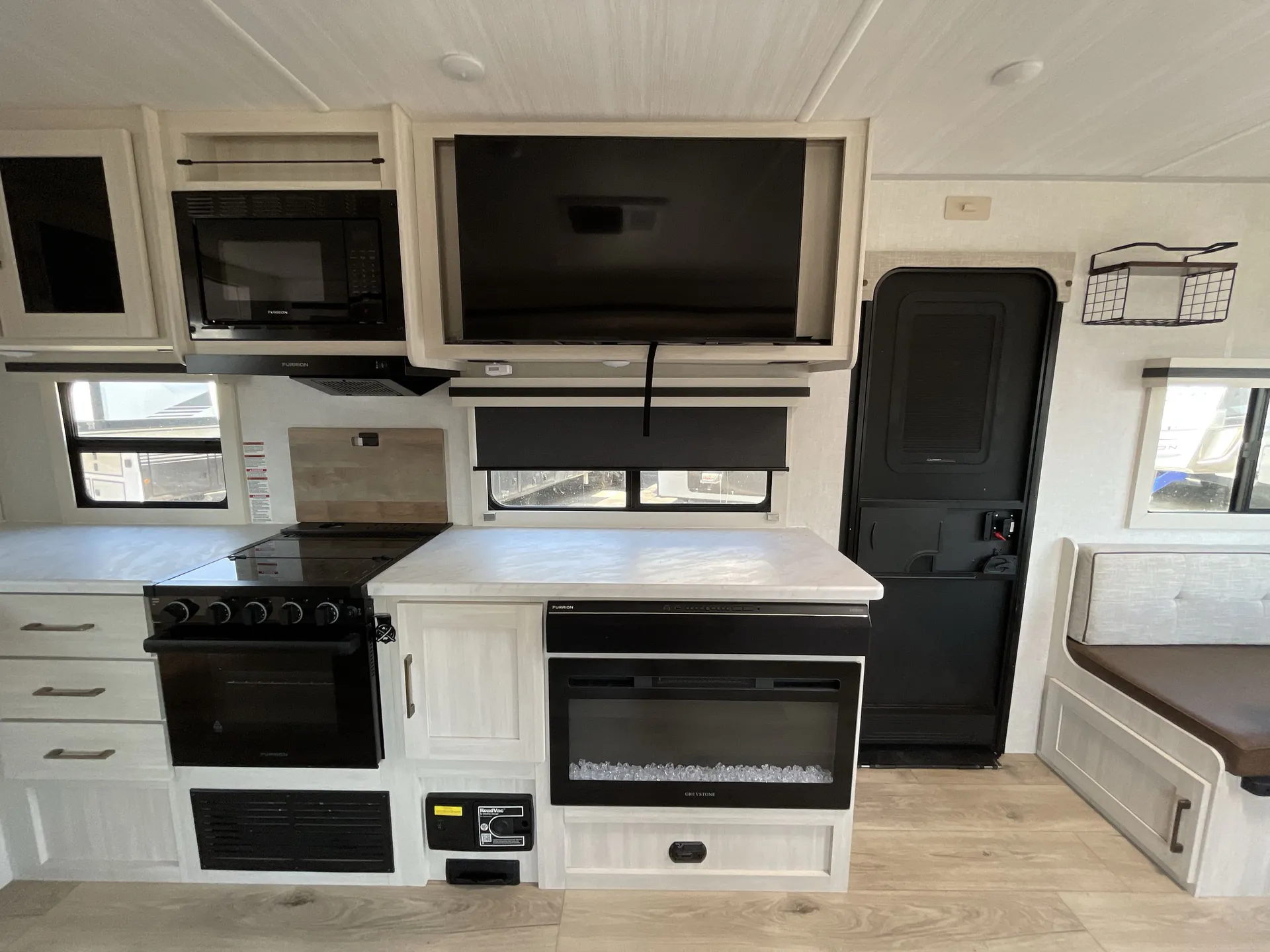 2025 Forest River Grand Surveyor 253RLS — entertainment center