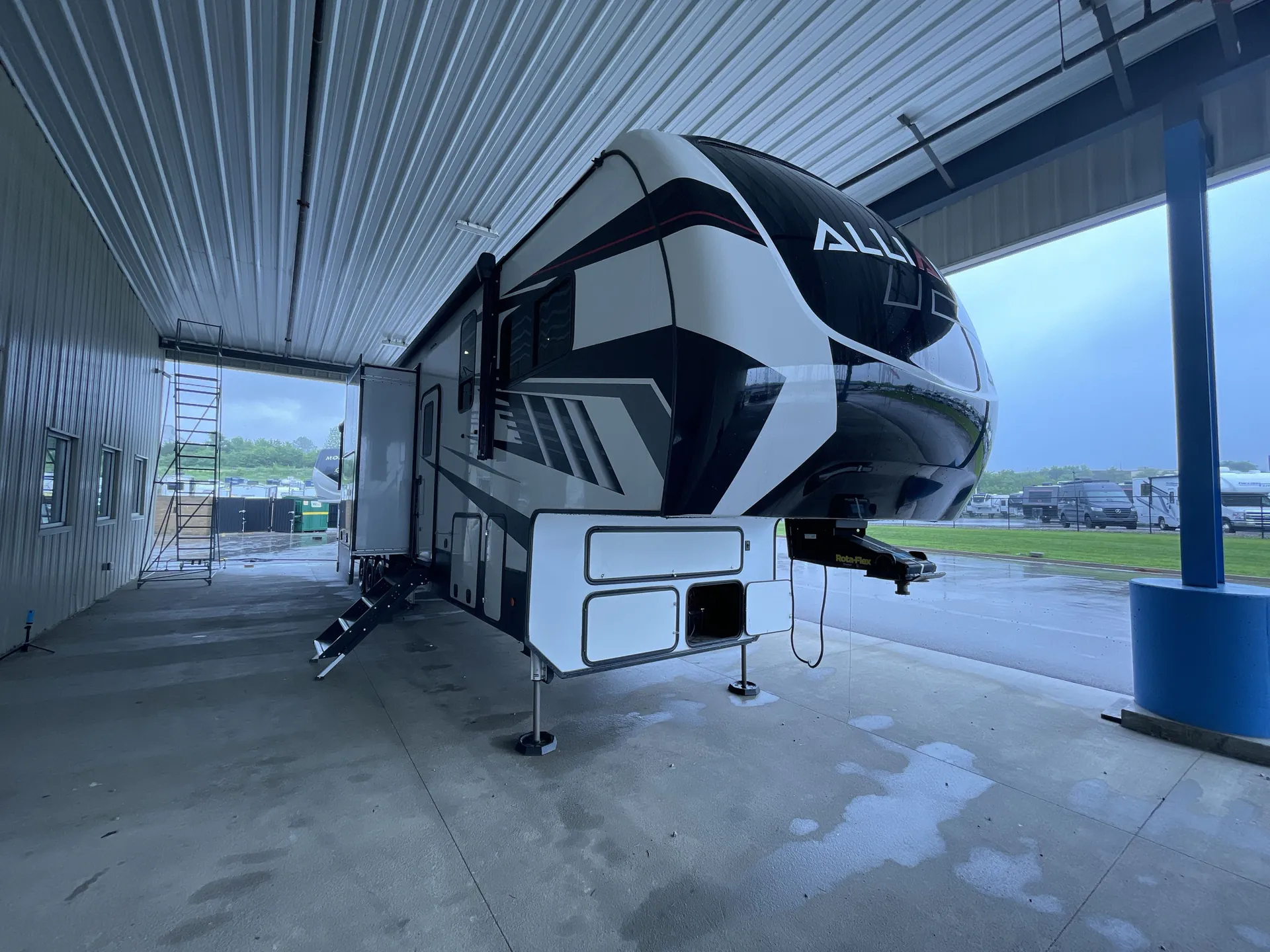 2021 Alliance RV Valor 40V13 - Photo 2