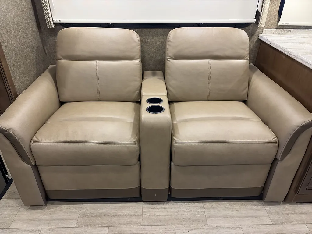 2020 Thor Motor Coach Challenger 35MQ, Photos photo 38